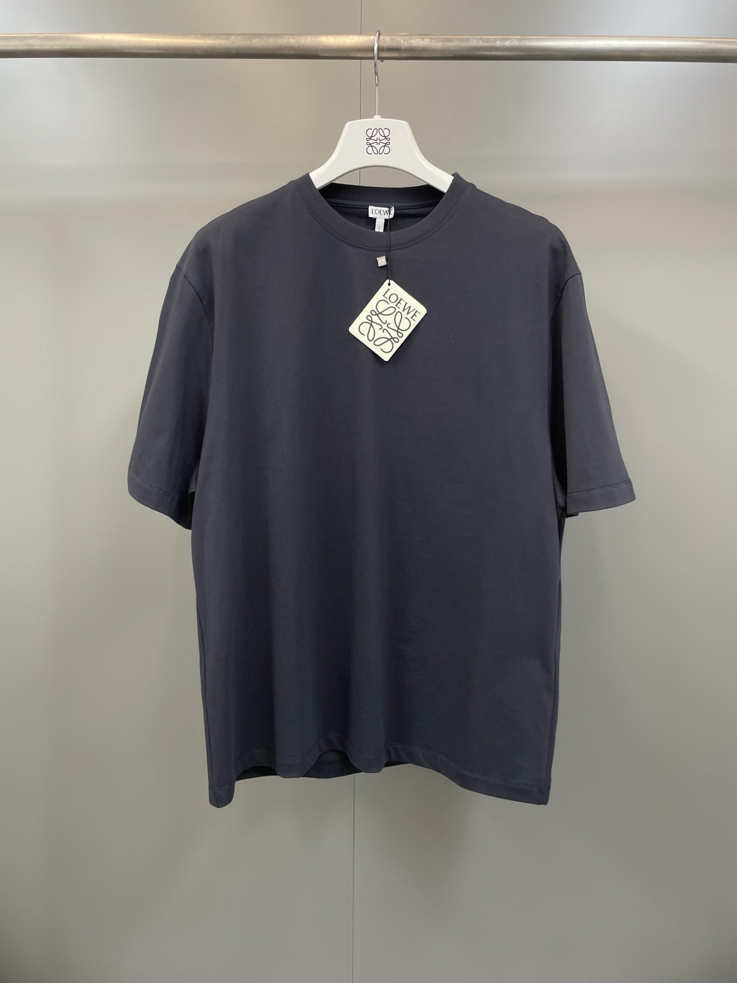 NO:786870,loewe26SS laser burnt washed short-sleeved T-shirt, 16 single yarn liquid ammonia cotton 235g fabric, high elastic Solona rib 320g, special arm embroidery, laser burnt flower, ready-to-wear enzyme wash, not easy to shrink, complete three-label, loose version, Loewe-clothing, loewe, loewe, T-shirt, tees, t-shirt,19860909loewe26SS激光烧花水洗短袖T恤 16支单纱液氨全棉235克面料,高弹索罗娜罗纹320克,手臂特种刺绣,激光烧花,成衣酵洗,不易缩水,三标齐全,宽松版型,罗意威-服装,loewe,loewe,T-shirt,tees，t-shirt,,Women's clothing