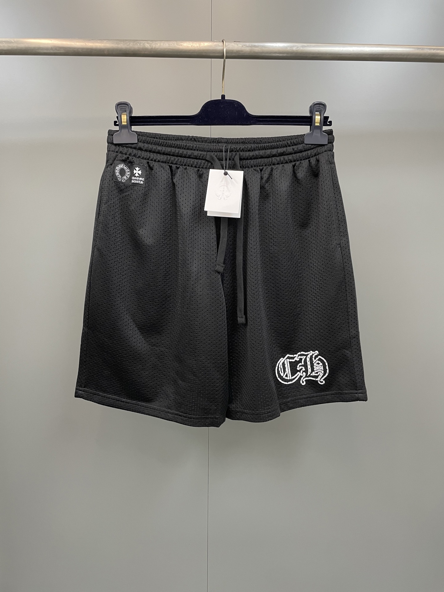 NO:781436,CH high version Sanskrit silver ice hockey shorts  The fabric is made of 220g high-density 100D polyester and spandex blended fabric, bird's-eye quick-drying material. The collar piece is cut by laser burning on a fully automatic computer cutting machine. The 40s cotton yarn horizontal machine knitting method flat machine collar ribbing. The curvature of this fabric is trimmed by hand and the upper collar is spliced with a double-layer car. The printing film is developed by computer scanning and uses hand-screen printing and hot stamping.  Composite creation, the same color glue material is specially blended according to the original color, using permeable water-based flat screen printing, the pigment penetrates into the fiber of the fabric, the viscosity of the color paste should be adjusted appropriately, which is beneficial to the uniform sizing of the fabric and the smooth pattern. Customized woven square label, three label accessories are complete, the upper body is cool and refreshing, and the same style is popular among Internet celebrities., Kroxin-clothing, chrome  hearts, shorts,19860909CH高版本梵文烫银冰球服短裤 面料采用220克高密100D涤氨混纺面料鸟眼速干材质,领子片采用全自动电脑裁床激光烧花切割,40s棉纱横版机抽针织法扁机领罗纹,纯手工修剪弧度本布平车拼接上领,双层车法工艺.电脑扫描开发印花菲林,采用手工丝网印花烫银复合打造,根据原色特调同色胶浆材质,采用渗透水性平网印花,颜料渗透到织物的纤维中,色浆粘度要调配适中,有利织物得浆均匀,花纹光洁.定制织唛方标,三标辅料配套齐全,上身冰凉清爽,网红热门同款.,克罗心-服装,chrome hearts,shorts,,Women's clothing
