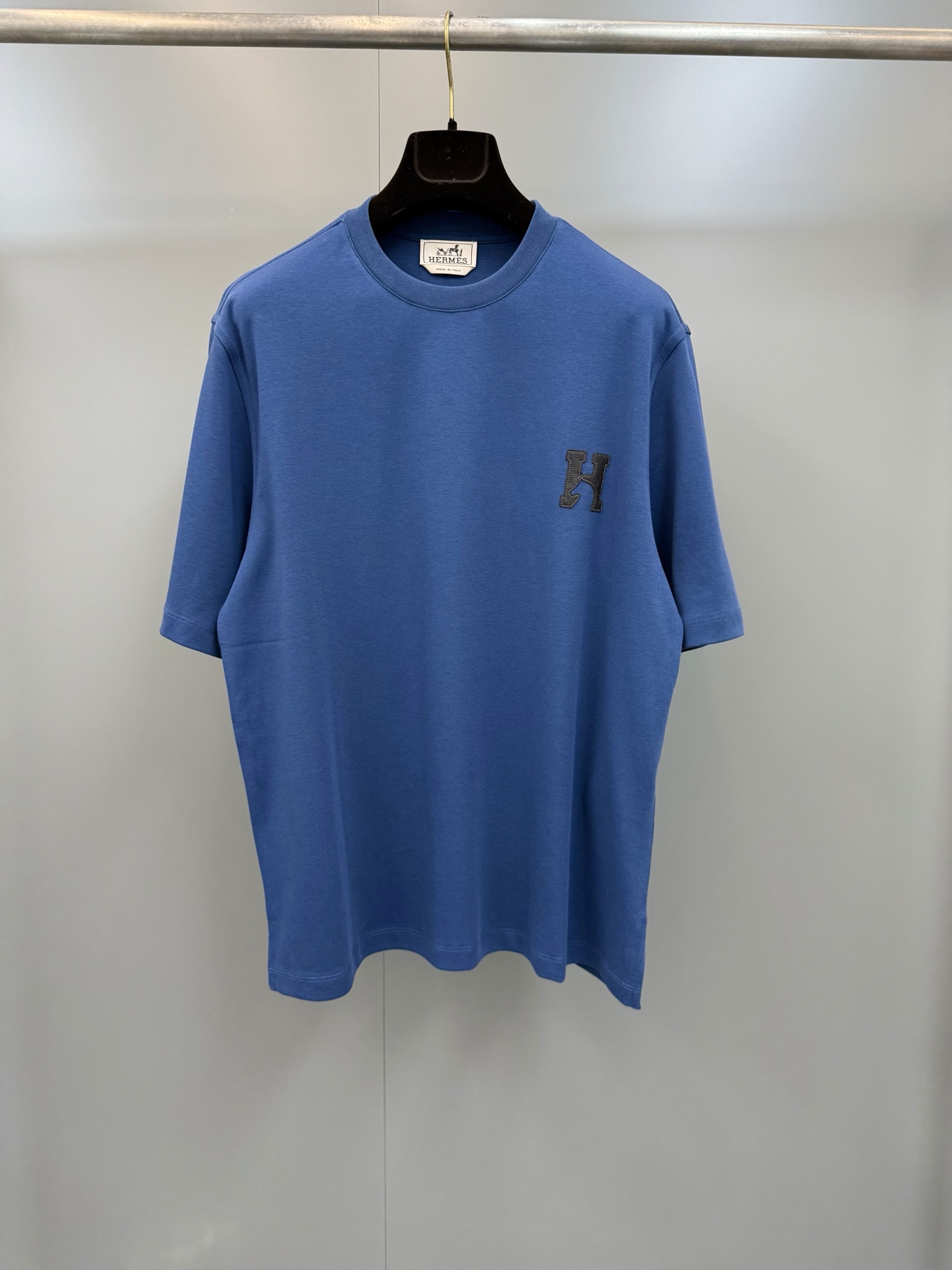NO:780467,Hermès H leather T-shirt, cotton short-sleeved round neck T-shirt, decorated with 'H'Cheval' details, 'H'Cheval' washable lambskin mini patch, standard fit. Fabric cotton, Hermès-clothing, hermes, T-shirt, tees, t-shirt,19860909爱马仕H皮革T恤,全棉短袖圆领T恤,饰有“H'Cheval”细节,“H'Cheval”可水洗羊羔皮迷你贴饰,标准版型.面料棉,爱马仕-服装,hermes,T-shirt,tees，t-shirt,,Women's clothing