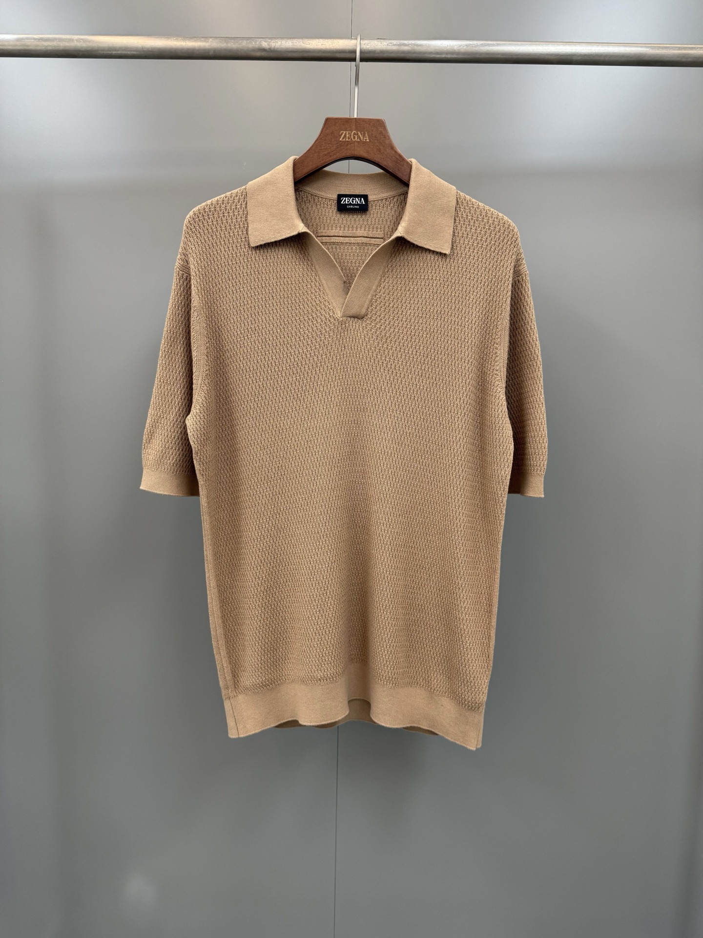 NO:781445,High version of ZG's new khaki Premium Cotton Polo shirt for the season. This khaki Polo shirt is made of Zegna's proprietary Premium cotton fabric. It is elegant, timeless and durable, highlighting the charm of sophisticated casual wear. Polo  The open collar adds a casual touch to the classic short-sleeved silhouette. The Premium cotton yarn used in this garment is made from only long cotton fibers, which combines strength, softness and durability. It can give a luxurious texture to everyday looks. 14 gauge Polo open collar, short sleeves, ribbed hem and cuffs. Fabric cotton, men's clothing, miumiu, zegna, T-shirt,19860909高版本ZG当季新款卡其色Premium Cotton 棉质 Polo 衫,此款卡其色 Polo衫采用杰尼亚专有的Premium棉质面料制成,优雅隽永,经久耐穿,彰显考究休闲服饰魅力,Polo 式开领为经典短袖廓形增添闲适气息,这款服装所用的Premium棉质纱线仅甄选长棉纤维精制而成,兼具强韧度、柔软性和耐用性,能够为日常造型赋予奢华质感,14 gauge Polo 式开领,短袖,罗纹下摆和袖口.面料棉,男装,miumiu,zegna,T-shirt,,Women's clothing