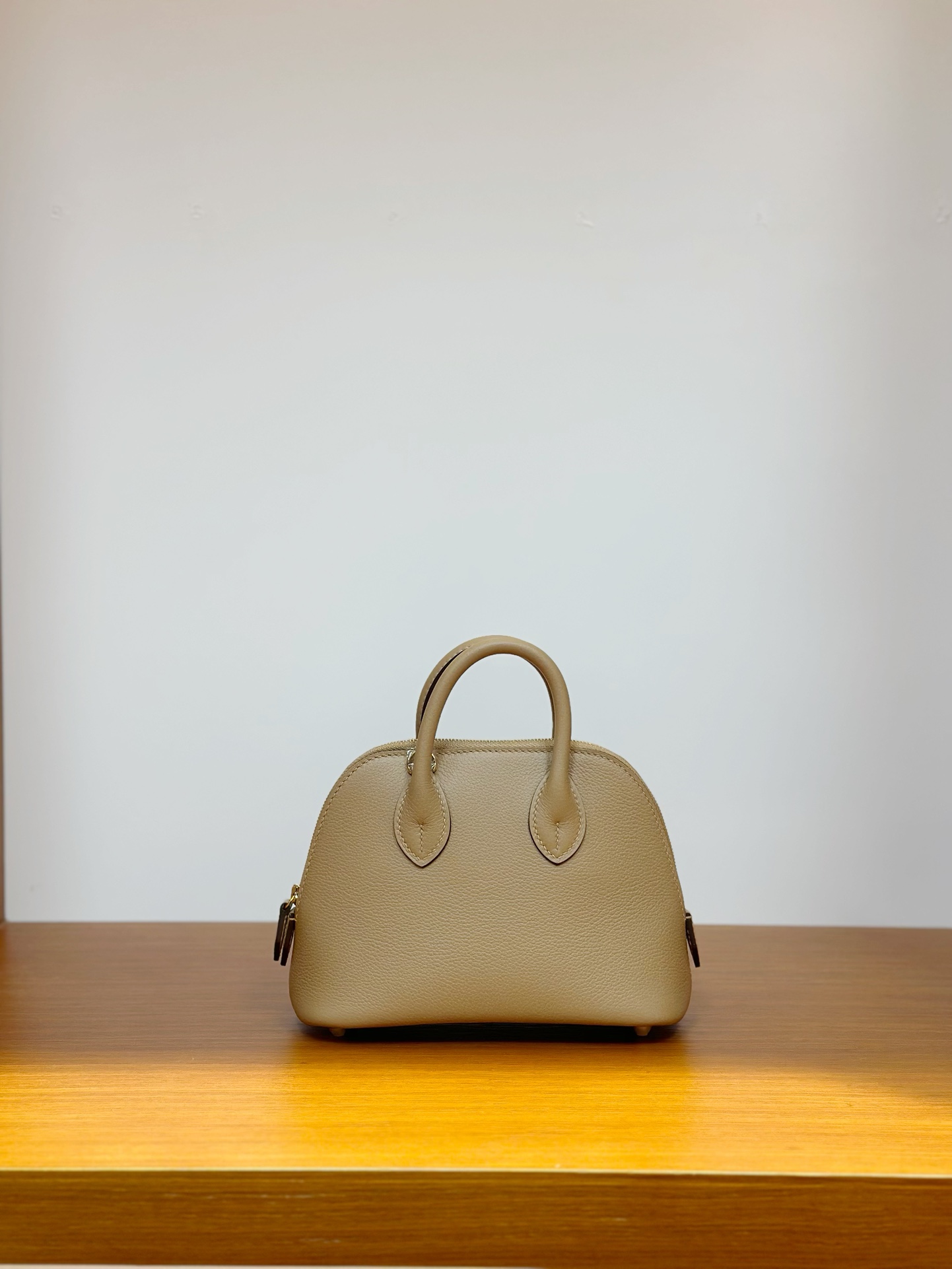 NO:698201,In stock, mini bowling ball milk tea color, gold buckle, evercolor leather imported from France, pure hand-stitched wax thread, Hermes, Hermes, Hermes,19860909现货,mini 保龄球奶茶色,金扣,法国进口evercolor 皮,纯手工手缝蜡线,爱马仕,hermes,Hermes,,Bag