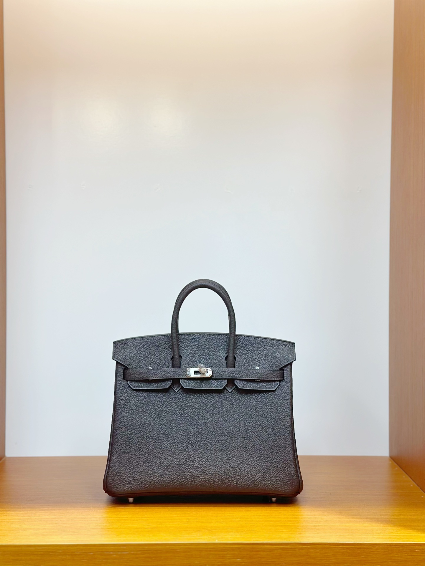 NO:700296,In stock, platinum 25 ebony color with golden brown interior, silver buckle, togo leather imported from Germany, pure hand-stitched wax thread, Hermes, hermes, Hermes,19860909现货,铂金 25 乌木色内拼金棕色,银扣,德国进口togo 皮,纯手工手缝蜡线,爱马仕,hermes,Hermes,,Bag