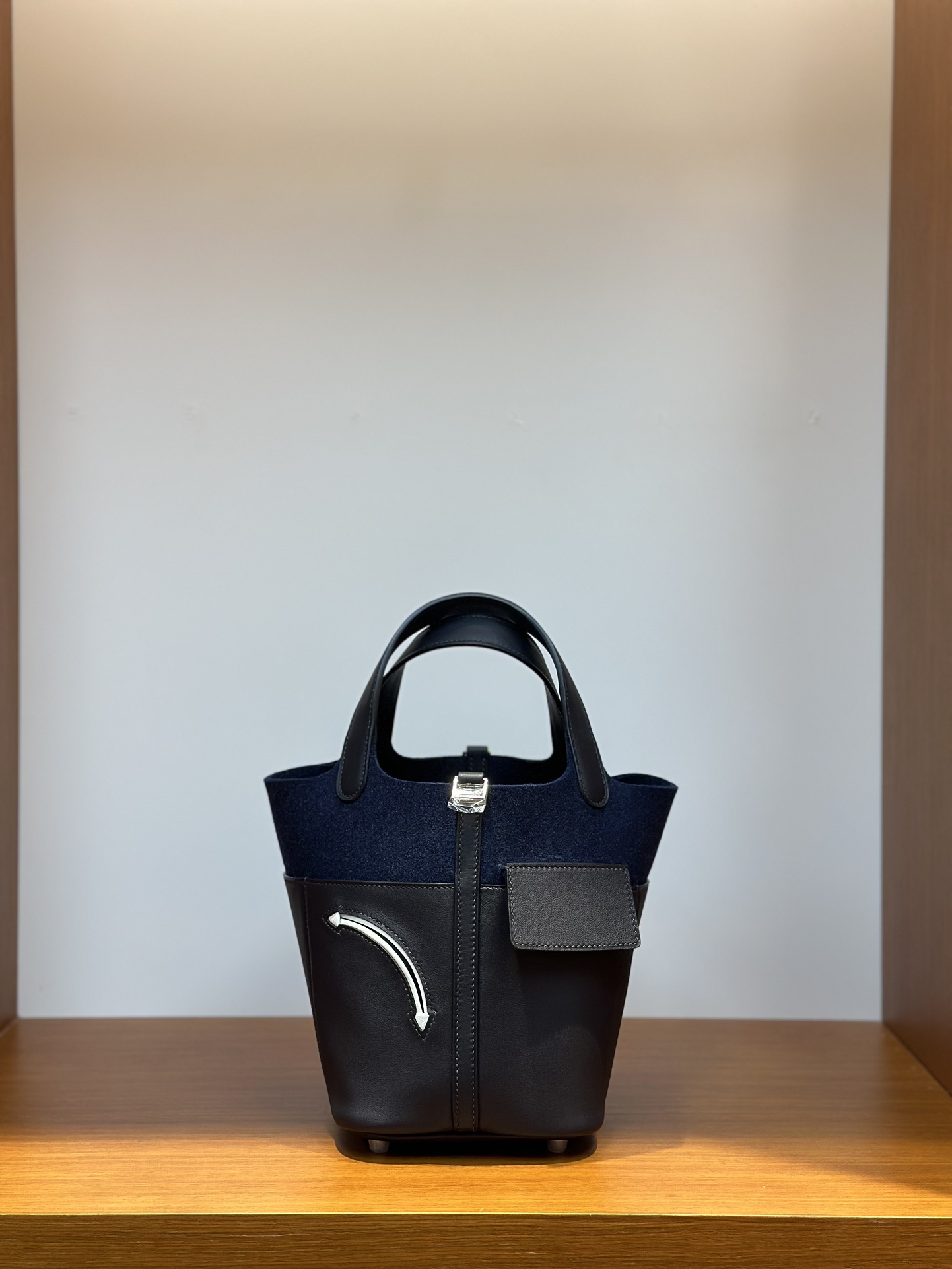 NO:698221,In stock, H family's new felt vegetable blue patchwork leather, ebony color, swift leather imported from France, pure hand-stitched wax thread, Hermes, hermes, stuart weitzman, Hermes,19860909现货,H家新款毛毡菜蓝子拼皮,乌木色,法国进口swift皮,纯手工手缝蜡线,爱马仕,hermes,stuart weitzman,Hermes,,Bag
