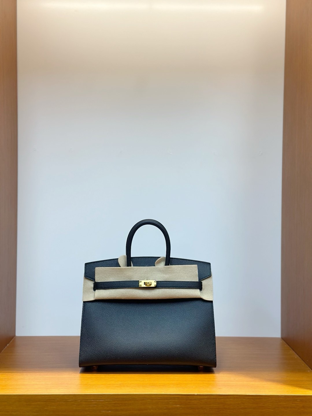 NO:698206,In stock, platinum 25, black gold buckle, esom leather imported from France, hand-stitched wax thread, Hermes, hermes, Hermes,19860909现货,铂金 25,黑色金扣,法国进口esom 皮,纯手工手缝蜡线,爱马仕,hermes,Hermes,,Bag