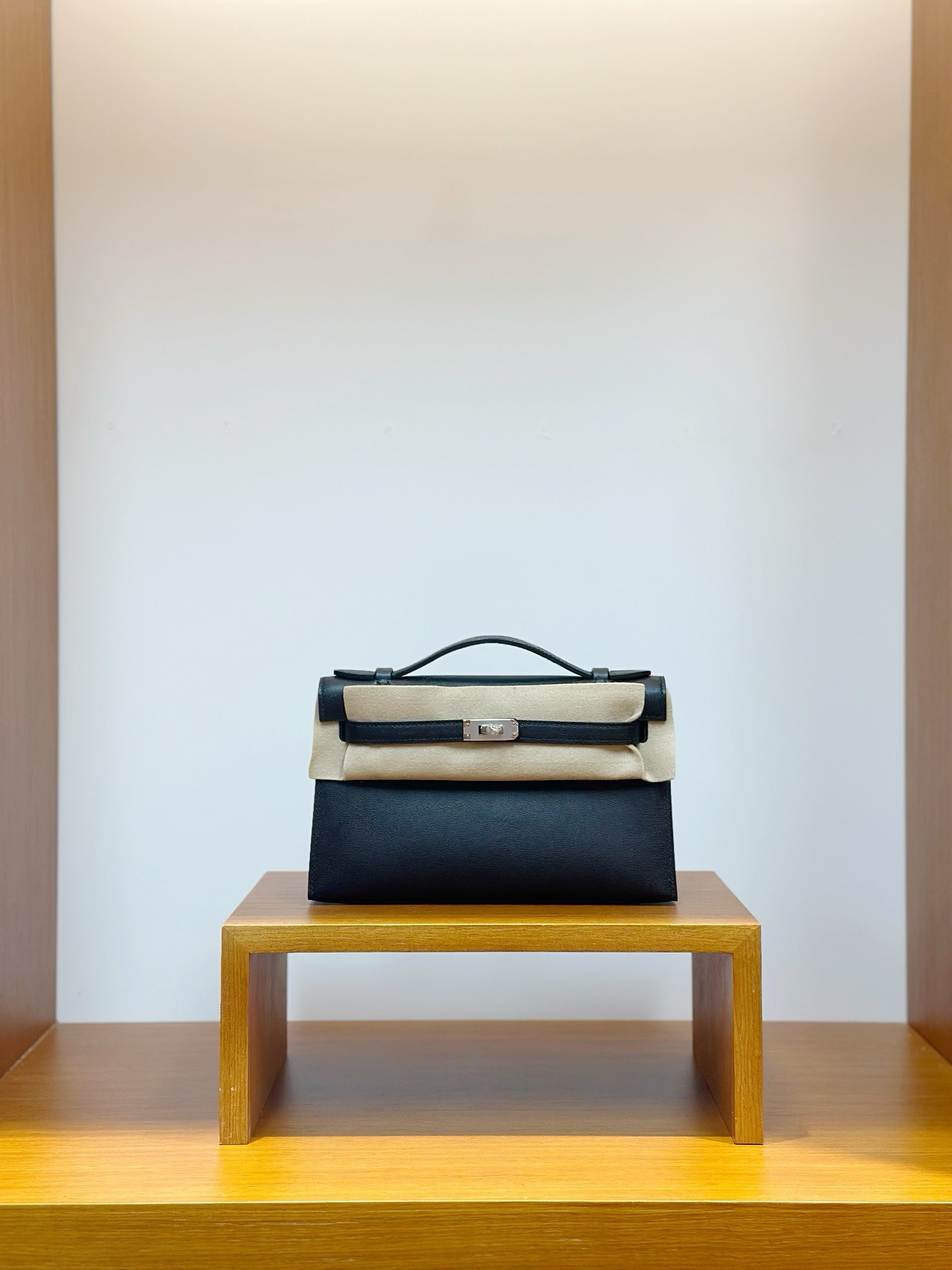 NO:811771,In stock, mini Kelly first generation, black silver buckle, swift leather imported from France, hand-stitched wax thread, Hermes, hermes, stuart weitzman, Hermes,19860909现货现货,mini Kelly 一代,黑色银扣,法国进口swift皮,纯手工手缝蜡线,爱马仕,hermes,stuart weitzman,Hermes,,Bag