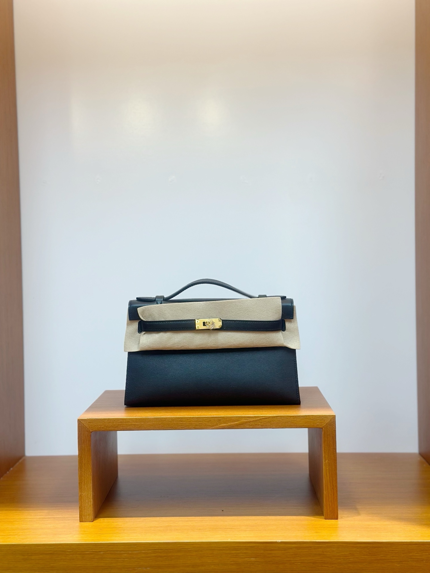 NO:811774,In stock, mini Kelly first generation, black gold buckle, swift leather imported from France, pure hand-stitched wax thread, Hermes, hermes, stuart weitzman, Hermes,19860909现货现货,mini Kelly 一代,黑色金扣,法国进口swift皮,纯手工手缝蜡线,爱马仕,hermes,stuart weitzman,Hermes,,Bag