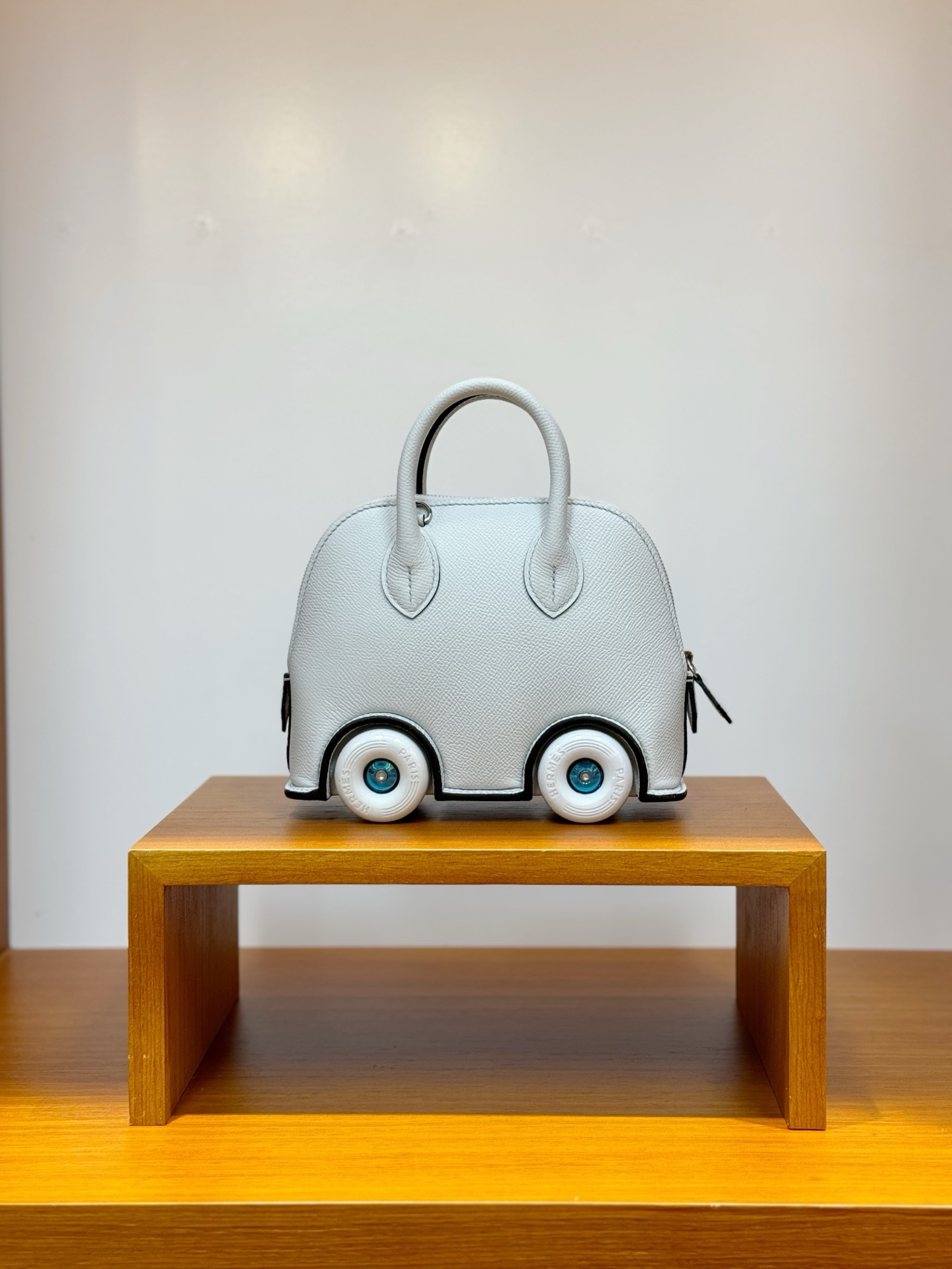 NO:700038,New product Mini Bolide on wheels bowling wheel bag 18cm Original imported Esom leather [Platinum Gray] silver buckle Limited edition Counter synchronization Fully handmade beeswax thread sewing Pure steel hardware Ready in stock, Hermes, Hermes,19860909新品 Mini Bolide on wheels 保龄球轮子包 18cm 原厂进口Esom皮【铂金灰】银扣 限量版 专柜同步 全手工蜜蜡线缝制 纯钢五金 现货,爱马仕,hermes,Hermes,,Bag