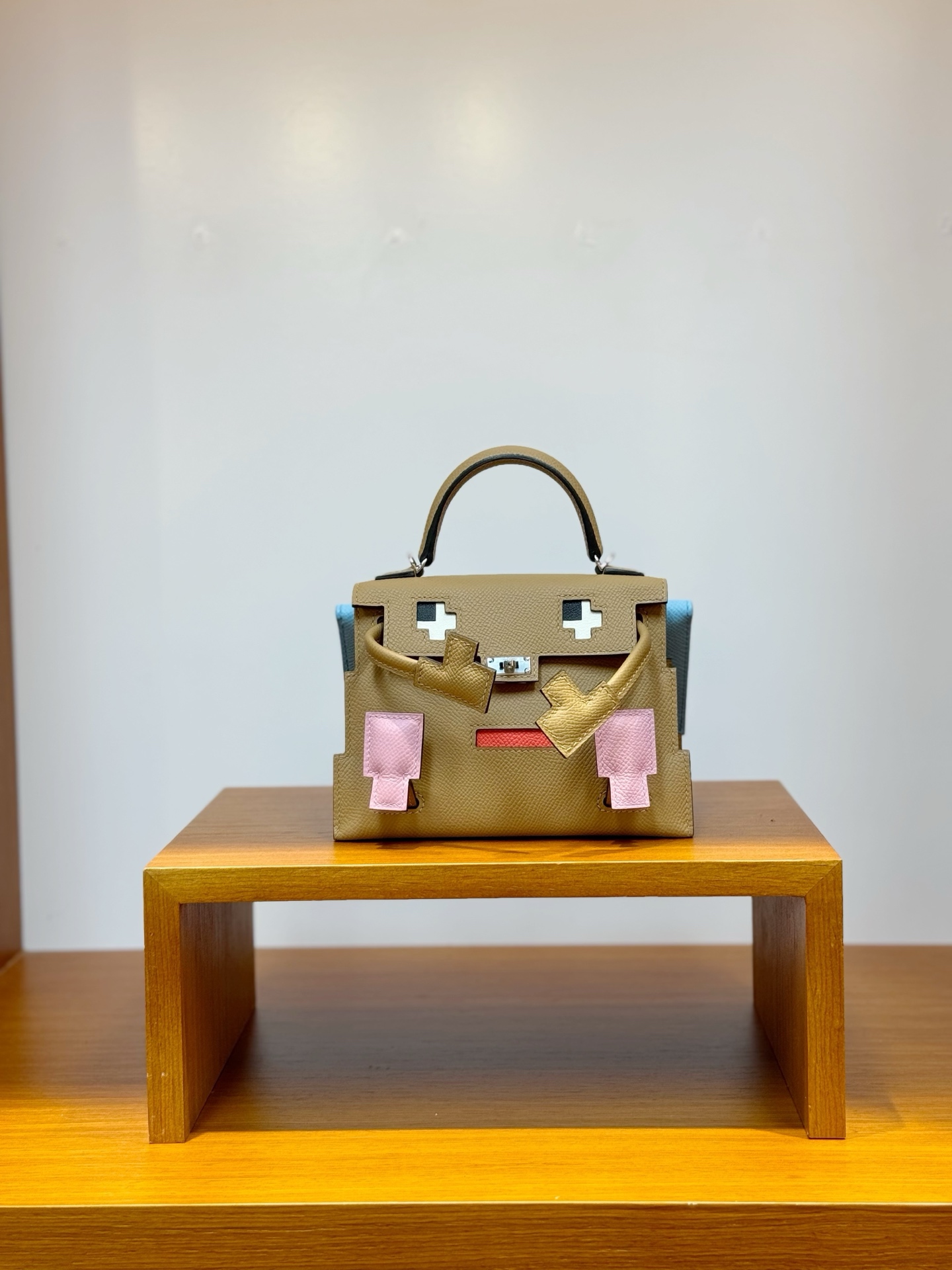 NO:851080,Ready stock, mosaic doll bag, biscuit color with candy blue, silver buckle, esom leather imported from France, pure hand-stitched wax thread, Hermes, hermes, Hermes,19860909现货,马赛克公仔包,饼干色拼糖果蓝,银扣,法国进口esom 皮,纯手工手缝蜡线,爱马仕,hermes,Hermes,,Bag