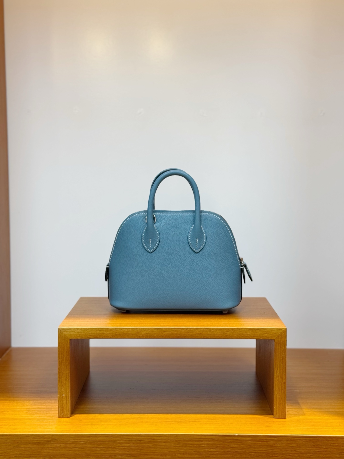 NO:698194,In stock, mini bowling ball, denim blue and gold buckle, ever color leather imported from France, pure hand-stitched wax thread, Hermes, hermes, Hermes,19860909现货,mini保龄球,牛仔蓝金扣,法国进口ever color皮,纯手工手缝蜡线,爱马仕,hermes,Hermes,,Bag