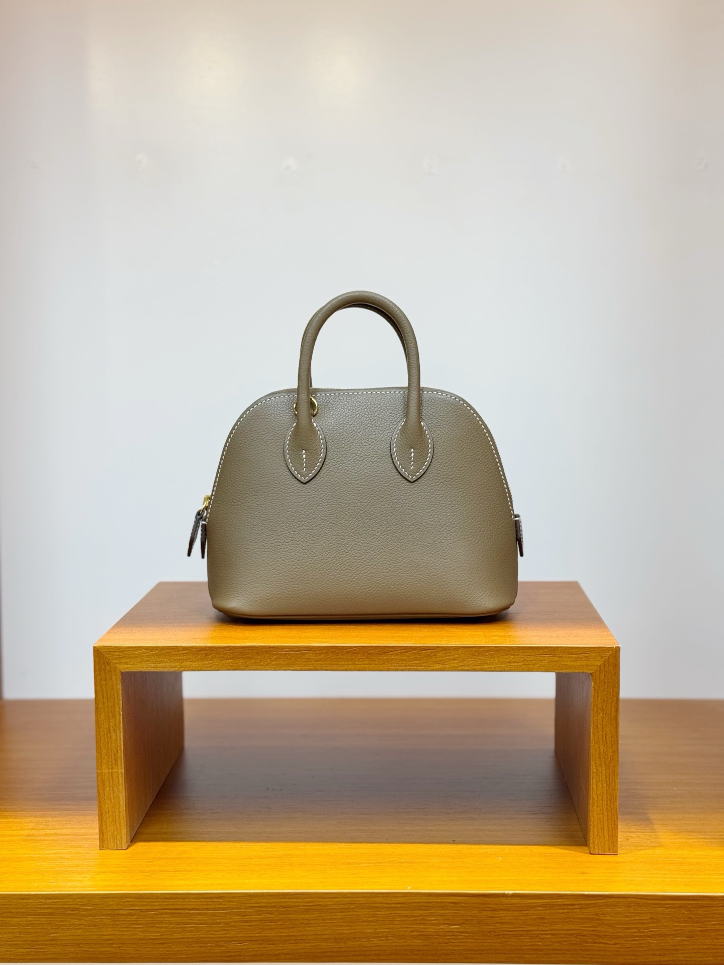 NO:698203,In stock, mini bowling ball, elephant gray gold buckle, ever color leather imported from France, pure hand-stitched wax thread, Hermes, hermes, Hermes,19860909现货,mini保龄球,大象灰金扣,法国进口ever color皮,纯手工手缝蜡线,爱马仕,hermes,Hermes,,Bag