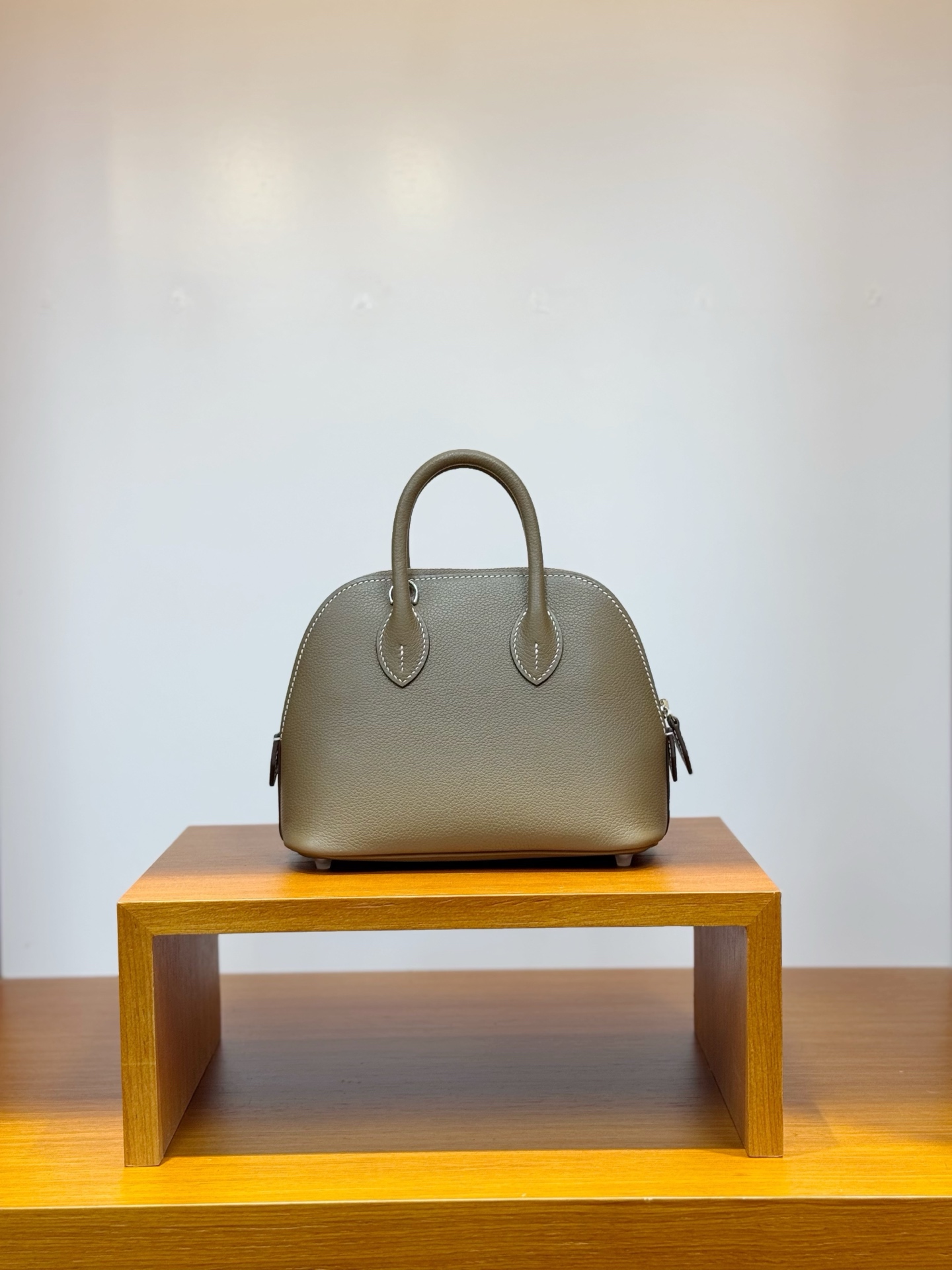 NO:698207,In stock, mini bowling ball, elephant gray silver buckle, ever color leather imported from France, pure hand-stitched wax thread, Hermes, hermes, Hermes,19860909现货,mini保龄球,大象灰银扣,法国进口ever color皮,纯手工手缝蜡线,爱马仕,hermes,Hermes,,Bag