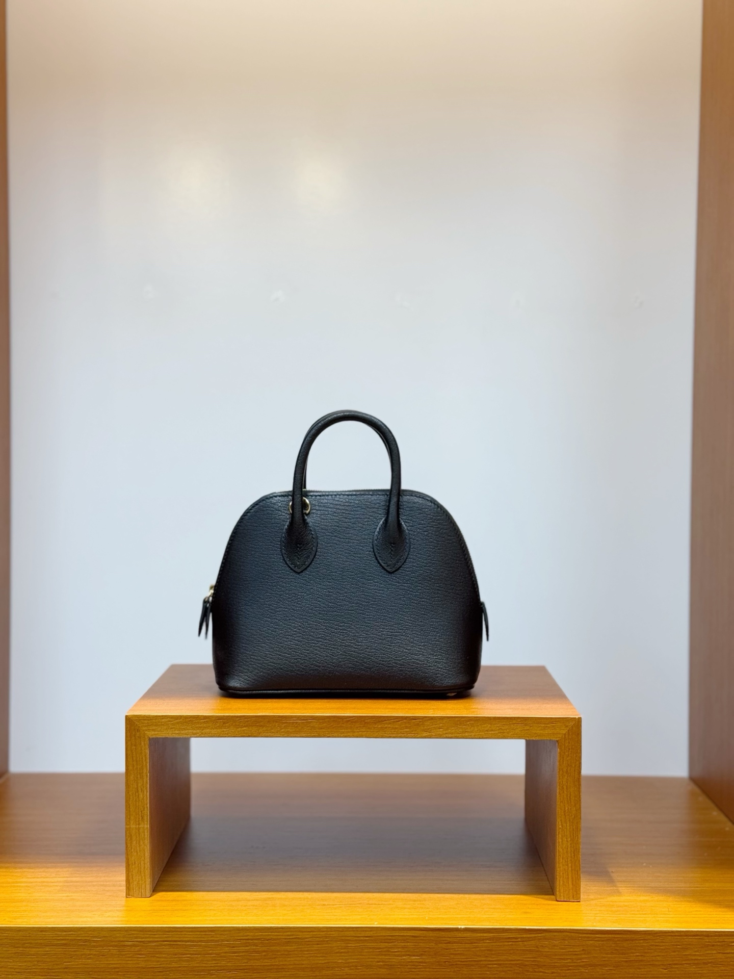 NO:698225,In stock, mini bowling ball, black gold buckle, goatskin imported from France, hand-stitched wax thread, Hermes, hermes, sheepskin, Hermes,19860909现货,mini保龄球,黑色金扣,法国进口山羊皮,纯手工手缝蜡线,爱马仕,hermes,sheepskin,Hermes,,Bag