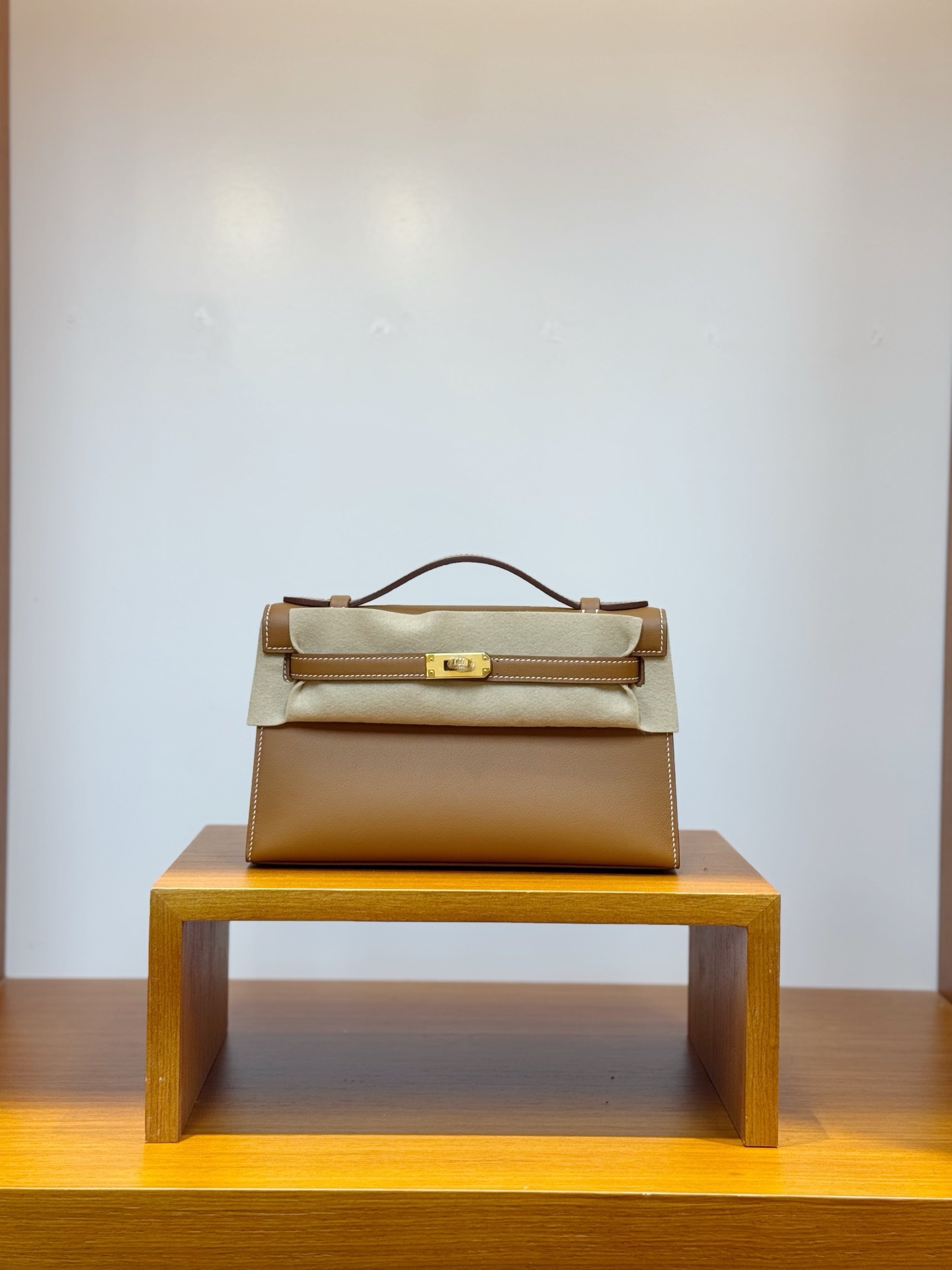 NO:811785,In stock, mini Kelly first generation, gold brown gold buckle, swift leather imported from France, pure hand-stitched wax thread, Hermes, hermes, stuart weitzman, Hermes,19860909现货现货,mini Kelly 一代,金棕金扣,法国进口swift皮,纯手工手缝蜡线,爱马仕,hermes,stuart weitzman,Hermes,,Bag
