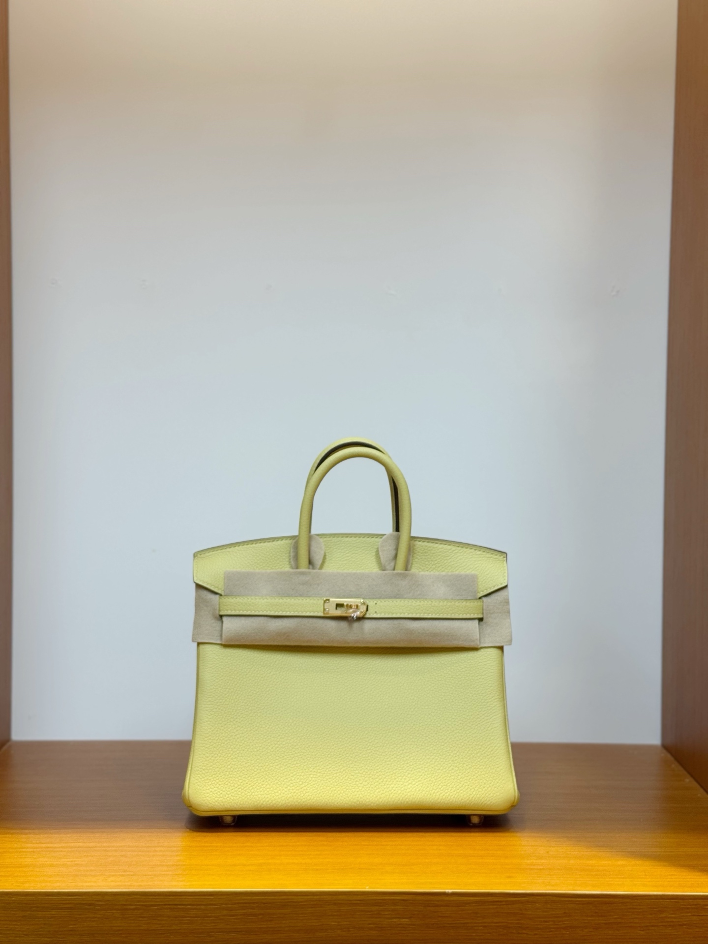 NO:700305,In stock, platinum 25 chick yellow, gold buckle, togo leather imported from Germany, pure hand-stitched wax thread, Hermes, Hermes, Hermes,19860909现货,铂金 25小鸡黄,金扣,德国进口togo 皮,纯手工手缝蜡线,爱马仕,hermes,Hermes,,Bag