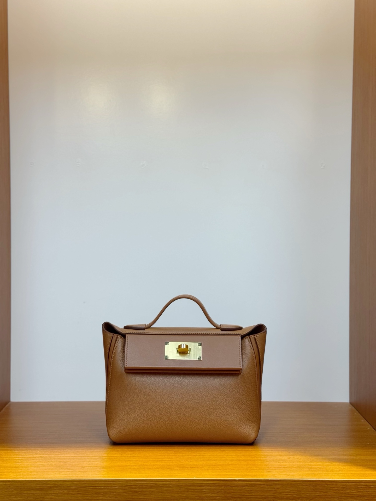 NO:698220,In stock, mini2424, gold brown, gold buckle, evercolor leather imported from France, pure hand-stitched wax thread, Hermes, hermes, Hermes,19860909现货,mini2424,金棕,金扣,法国进口 evercolor 皮,纯手工手缝蜡线,爱马仕,hermes,Hermes,,Bag