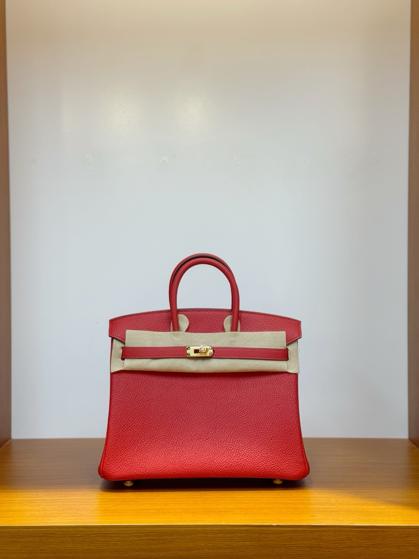 NO:700320,In stock, platinum 25, flag red, gold buckle, togo leather imported from Germany, pure hand-stitched wax thread, Hermes, hermes, Hermes,19860909现货,铂金 25,国旗红,金扣,德国进口togo 皮,纯手工手缝蜡线,爱马仕,hermes,Hermes,,Bag