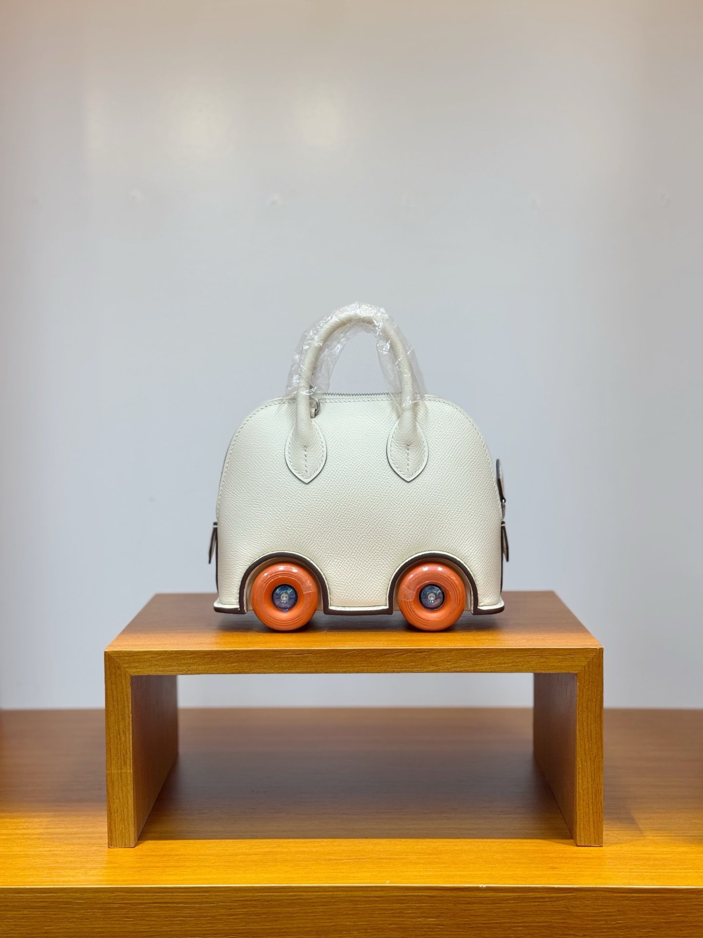 NO:700022,New product Mini Bolide on wheels bowling wheel bag 18cm Original imported Esom leather [cream white] silver buckle Limited edition Counter synchronization Fully handmade beeswax thread sewing Pure steel hardware Ready in stock, Hermes, Hermes,19860909新品 Mini Bolide on wheels 保龄球轮子包 18cm 原厂进口Esom皮【奶油白】银扣 限量版 专柜同步 全手工蜜蜡线缝制 纯钢五金 现货,爱马仕,hermes,Hermes,,Bag
