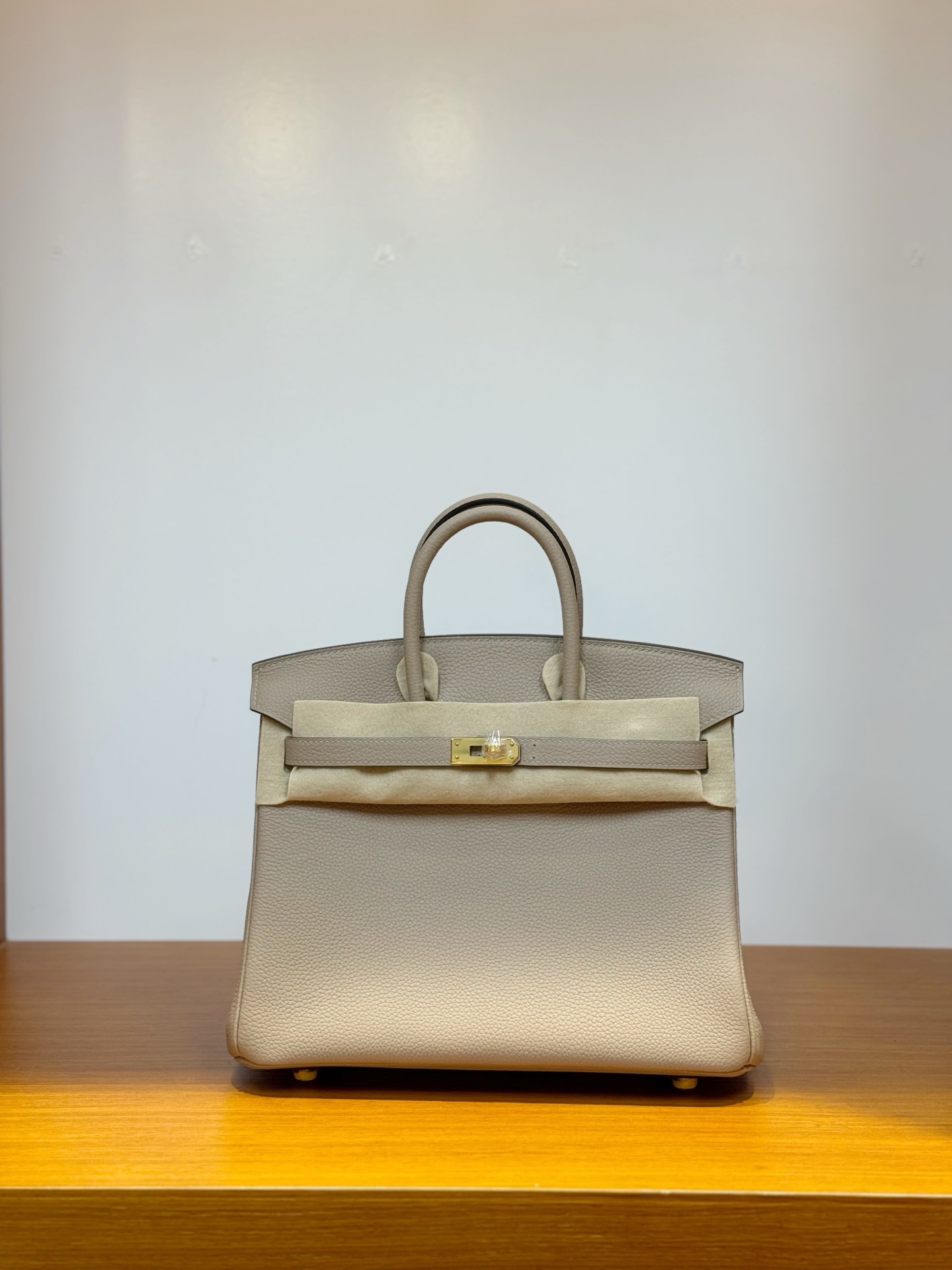 NO:700297,In stock, platinum 25, turtle dove gray, gold buckle, togo leather imported from Germany, pure hand-stitched wax thread, Hermes, hermes, Hermes,19860909现货,铂金 25,斑鸠灰,金扣,德国进口togo 皮,纯手工手缝蜡线,爱马仕,hermes,Hermes,,Bag
