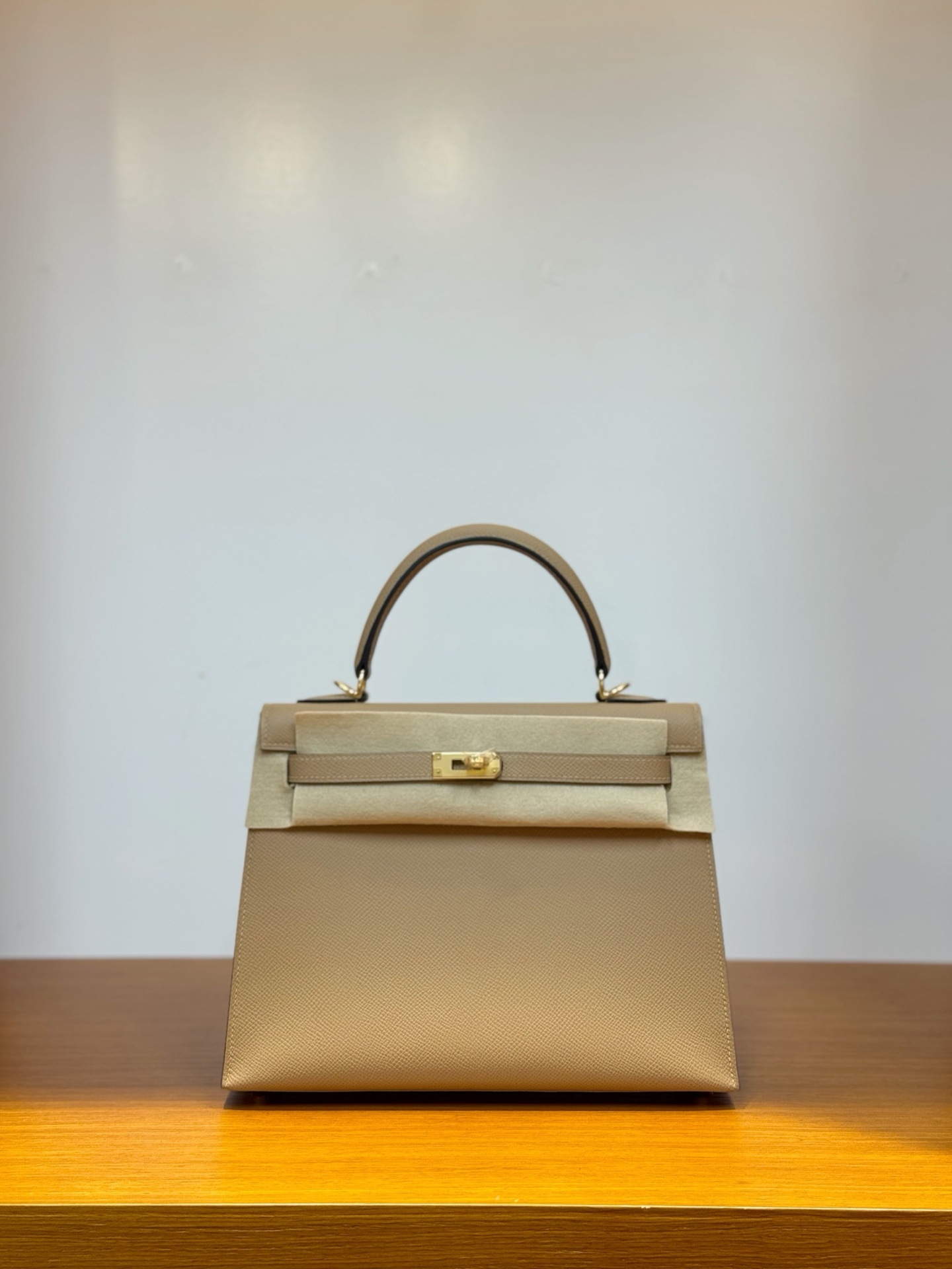 NO:811919,In stock, kelly25, milk tea color gold buckle, esom leather imported from France, pure hand-stitched wax thread, Hermes, hermes, Hermes,19860909现货,kelly25,奶茶色金扣,法国进口esom 皮,纯手工手缝蜡线,爱马仕,hermes,Hermes,,Bag