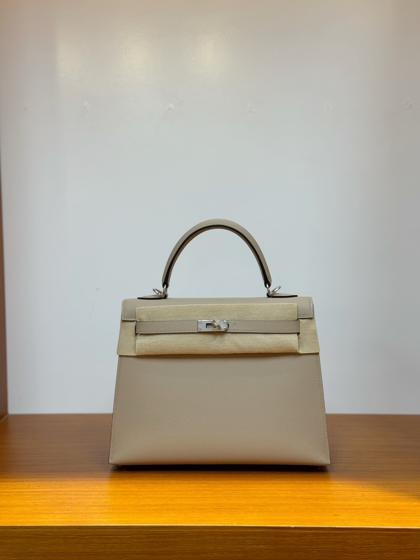 NO:811865,In stock, kelly25, turtledove gray silver buckle, esom leather imported from France, pure hand-stitched wax thread, Hermes, Hermes, Hermes,19860909现货,kelly25,斑鸠灰银扣,法国进口esom 皮,纯手工手缝蜡线,爱马仕,hermes,Hermes,,Bag