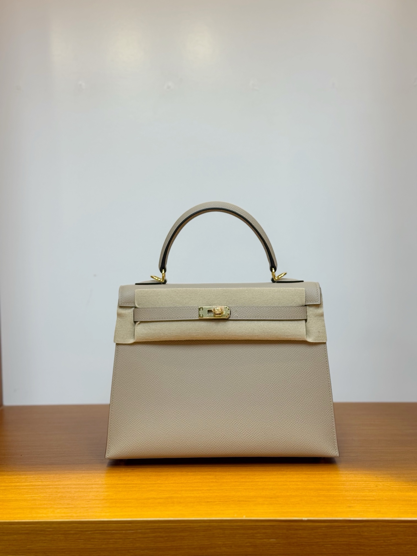 NO:811860,In stock, kelly25, turtledove gray gold buckle, esom leather imported from France, pure hand-stitched wax thread, Hermes, hermes, Hermes,19860909现货,kelly25,斑鸠灰金扣,法国进口esom 皮,纯手工手缝蜡线,爱马仕,hermes,Hermes,,Bag