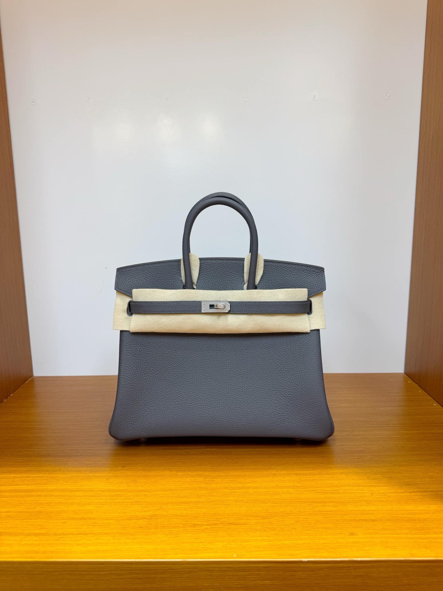 NO:700318,In stock, platinum 25, slate gray, silver buckle, togo leather imported from Germany, hand-stitched wax thread, Hermes, Hermes, Hermes,19860909现货,铂金 25,石板灰,银扣,德国进口togo 皮,纯手工手缝蜡线,爱马仕,hermes,Hermes,,Bag