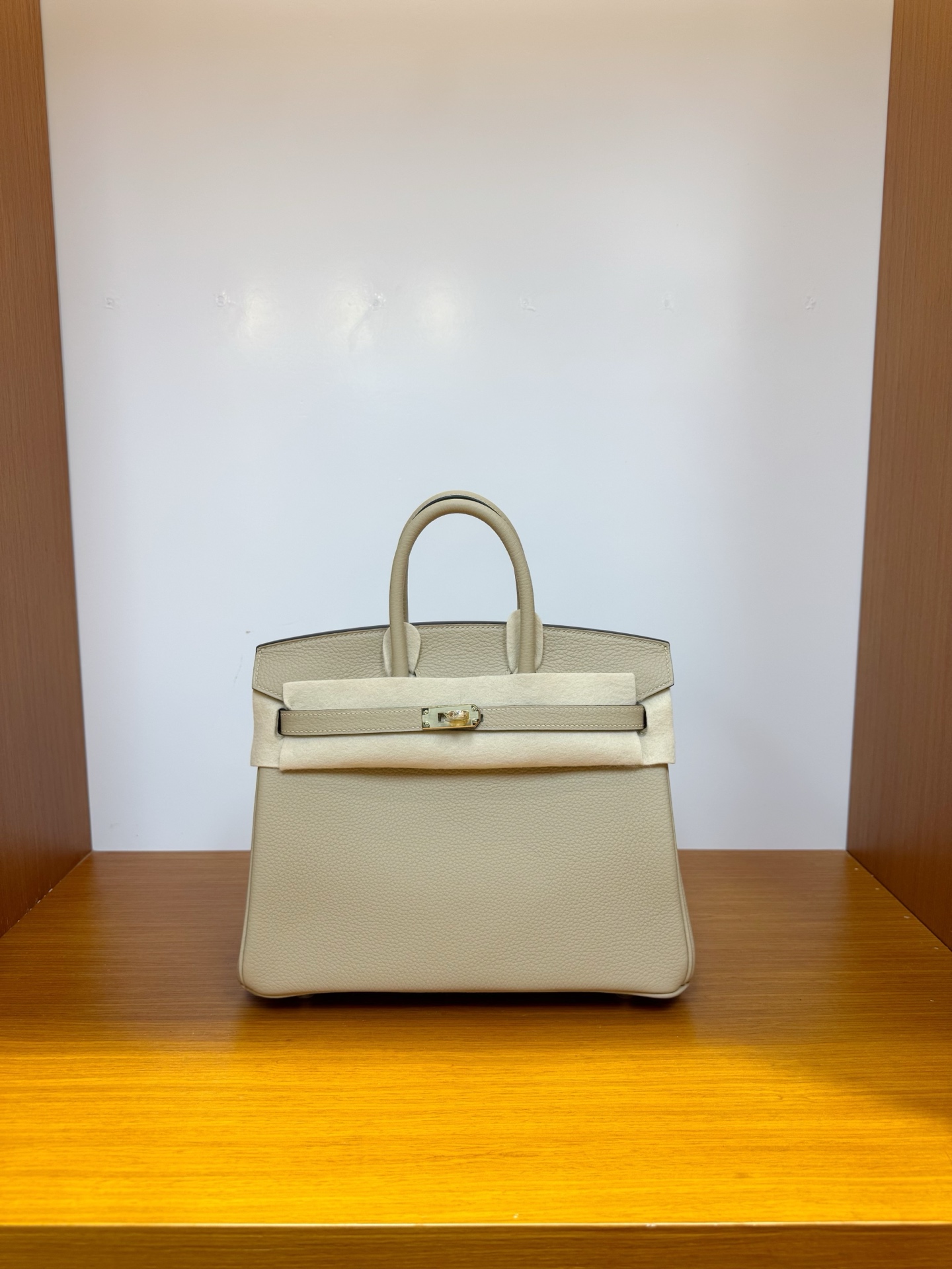 NO:700298,In stock, platinum 25, windbreaker gray, gold buckle, togo leather imported from Germany, pure hand-stitched wax thread, Hermes, hermes, Hermes,19860909现货,铂金 25,风衣灰,金扣,德国进口togo 皮,纯手工手缝蜡线,爱马仕,hermes,Hermes,,Bag