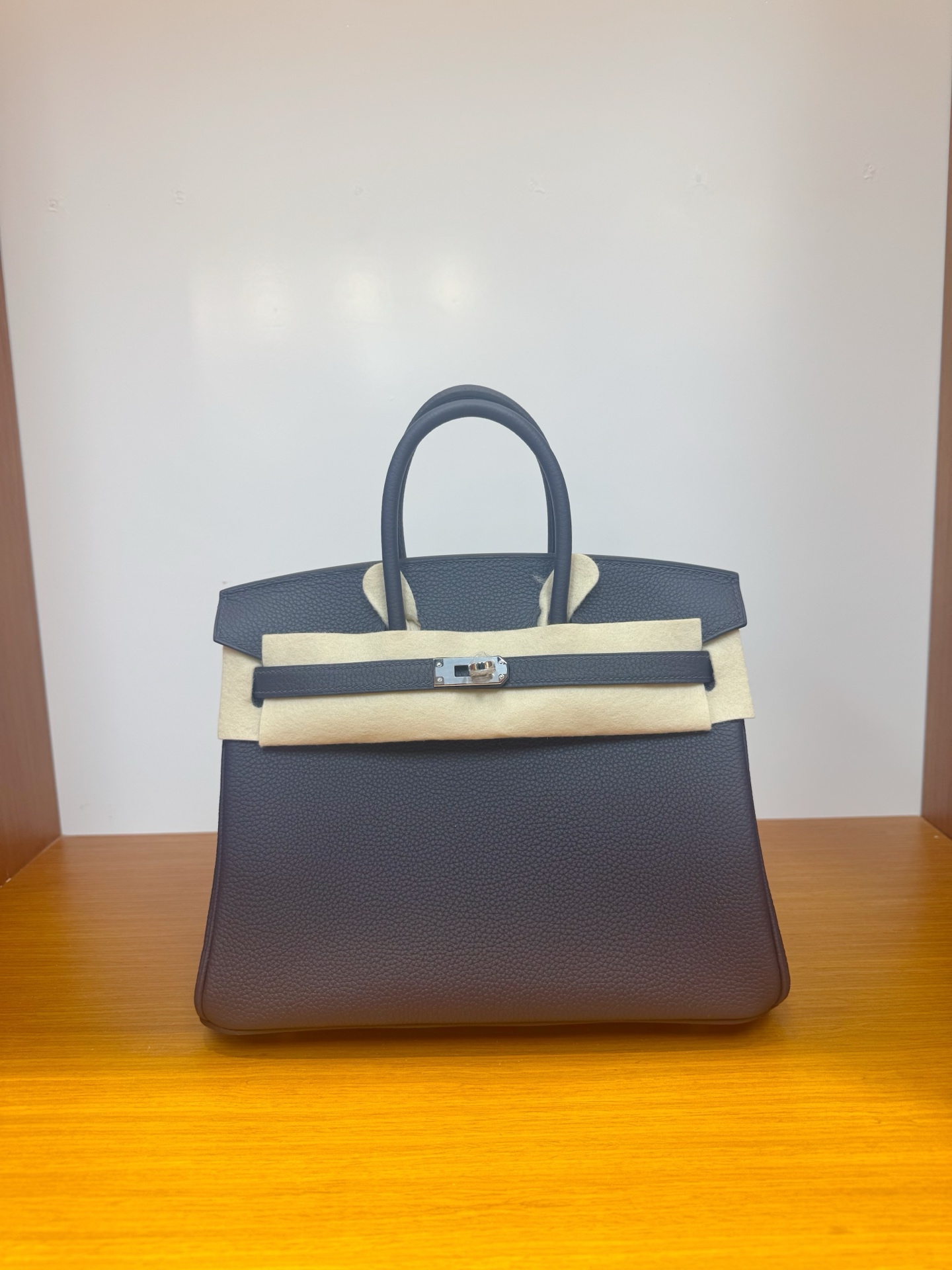 NO:700424,In stock, platinum 25, midnight blue, silver buckle, togo leather imported from Germany, pure hand-stitched wax thread, Hermes, hermes, Hermes,19860909现货,铂金 25,午夜蓝,银扣,德国进口togo 皮,纯手工手缝蜡线,爱马仕,hermes,Hermes,,Bag