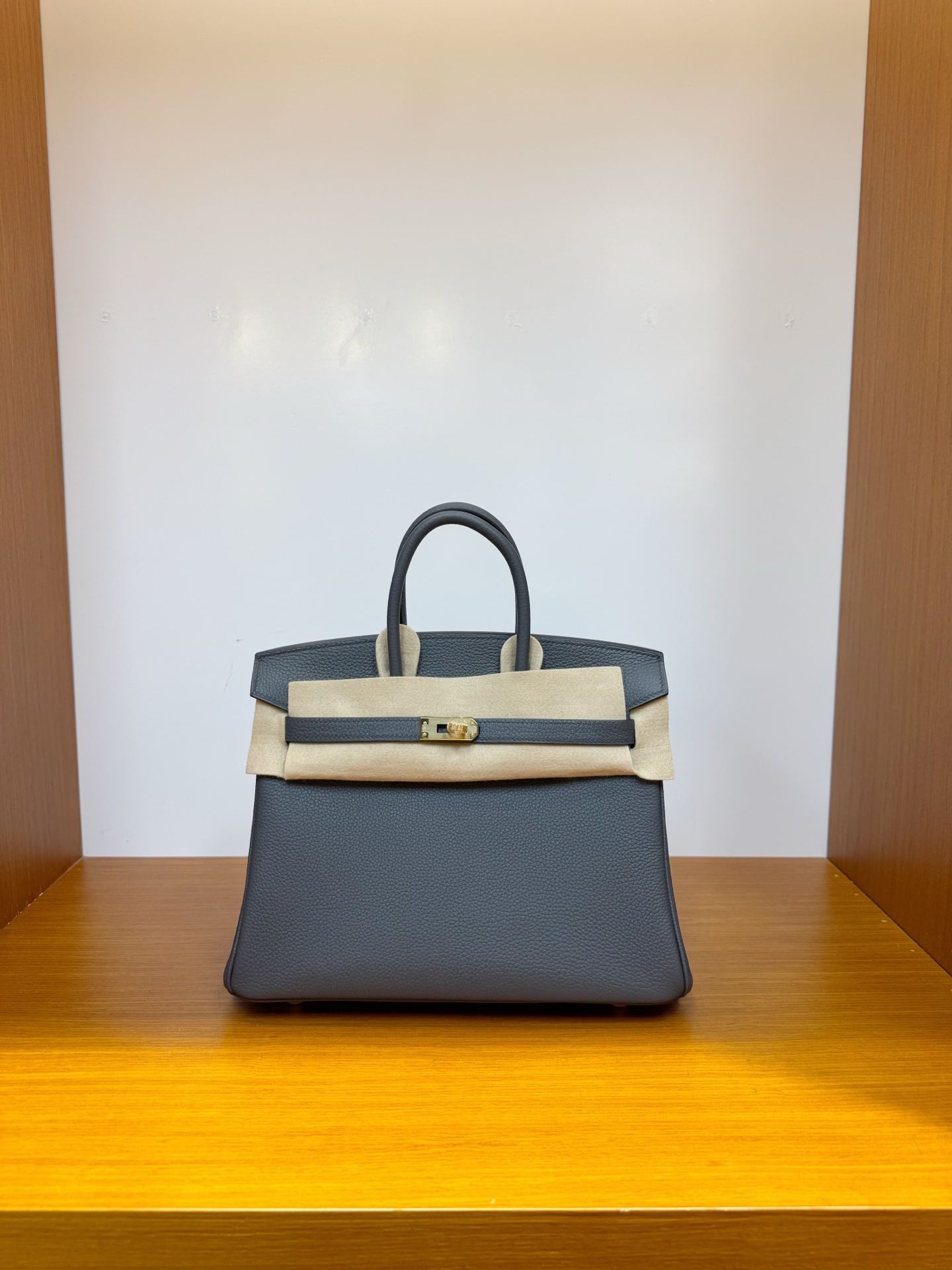 NO:700433,In stock, platinum 25, haze gray, gold buckle, togo leather imported from Germany, pure hand-stitched wax thread, Hermes, hermes, Hermes,19860909现货,铂金 25,雾霾灰,金扣,德国进口togo 皮,纯手工手缝蜡线,爱马仕,hermes,Hermes,,Bag