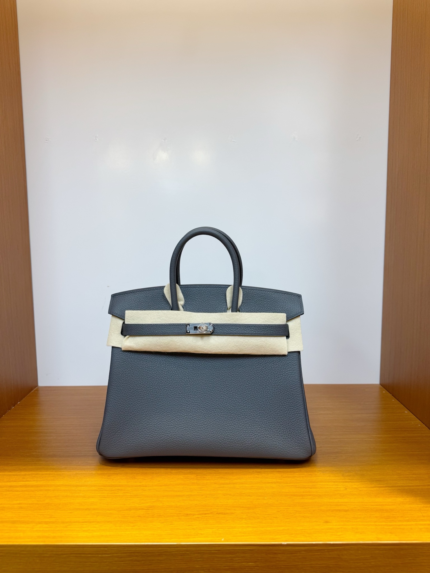 NO:700435,In stock, platinum 25, haze gray, silver buckle, togo leather imported from Germany, pure hand-stitched wax thread, Hermes, hermes, Hermes,19860909现货,铂金 25,雾霾灰,银扣,德国进口togo 皮,纯手工手缝蜡线,爱马仕,hermes,Hermes,,Bag