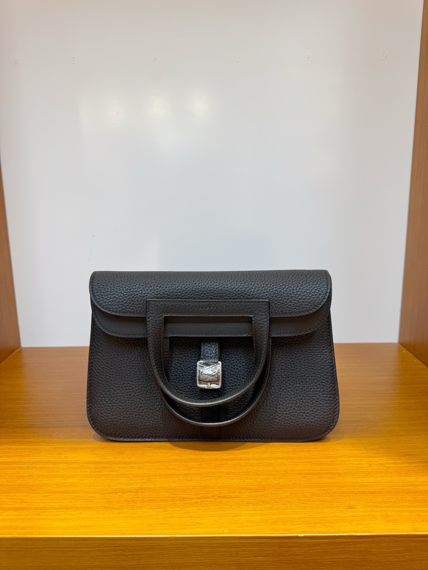 NO:700695,In stock, halzan horseshoe bag 25, black gold and silver buckle, imported French tc leather, hand-stitched wax thread, Hermes, hermes, Hermes,19860909现货,halzan马蹄包25,黑色金银扣,进口法国tc皮,纯手工手缝蜡线,爱马仕,hermes,Hermes,,Bag