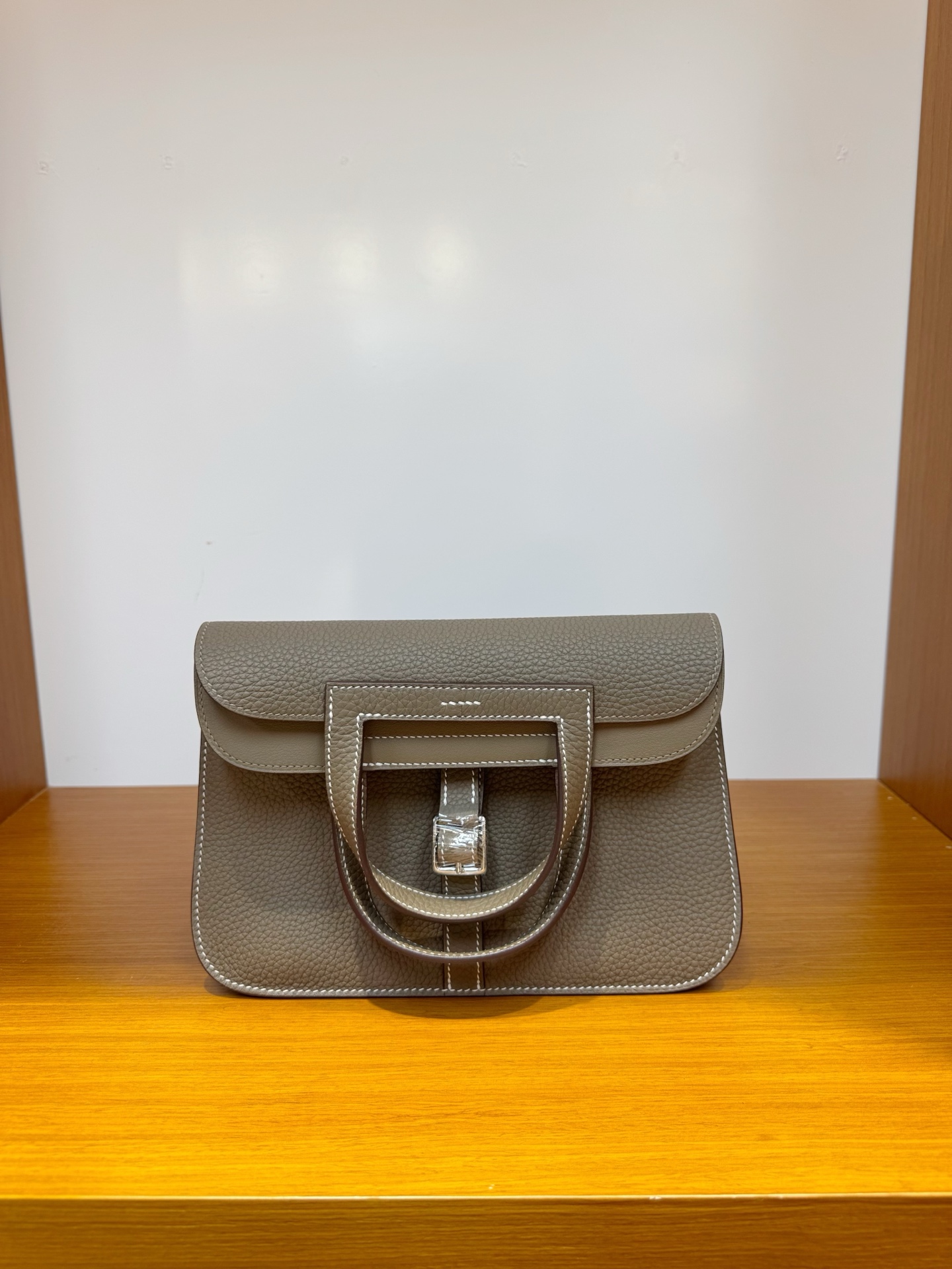 NO:700700,In stock, halzan horseshoe bag 25, elephant gray gold and silver buckle, imported French tc leather, hand-stitched wax thread, Hermes, hermes, Hermes,19860909现货,halzan马蹄包25,大象灰金银扣,进口法国tc皮,纯手工手缝蜡线,爱马仕,hermes,Hermes,,Bag