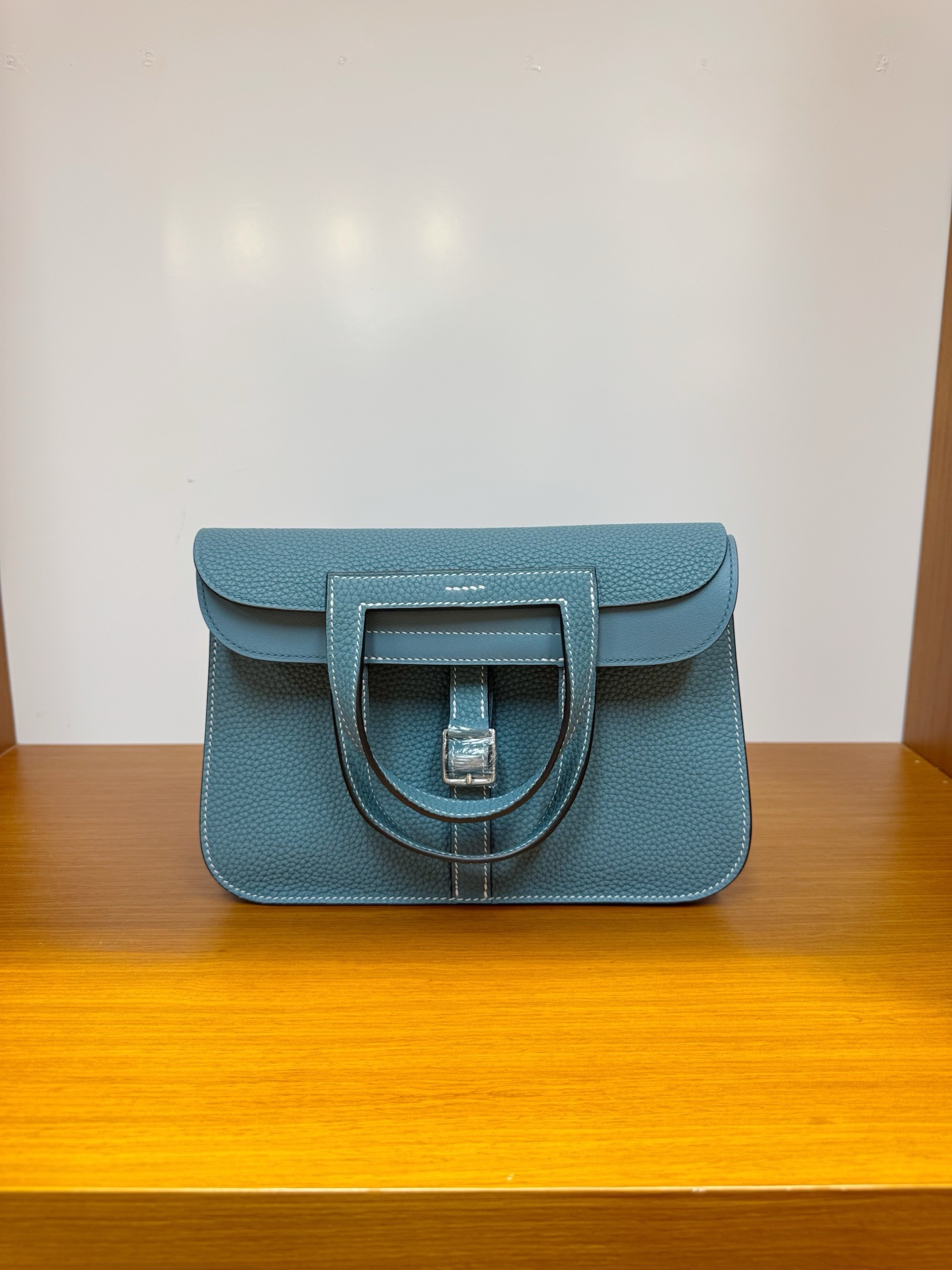 NO:700708,In stock, halzan horseshoe bag 25, denim blue gold and silver buckle, imported French tc leather, hand-stitched wax thread, Hermes, hermes, Hermes,19860909现货,halzan马蹄包25,牛仔蓝金银扣,进口法国tc皮,纯手工手缝蜡线,爱马仕,hermes,Hermes,,Bag