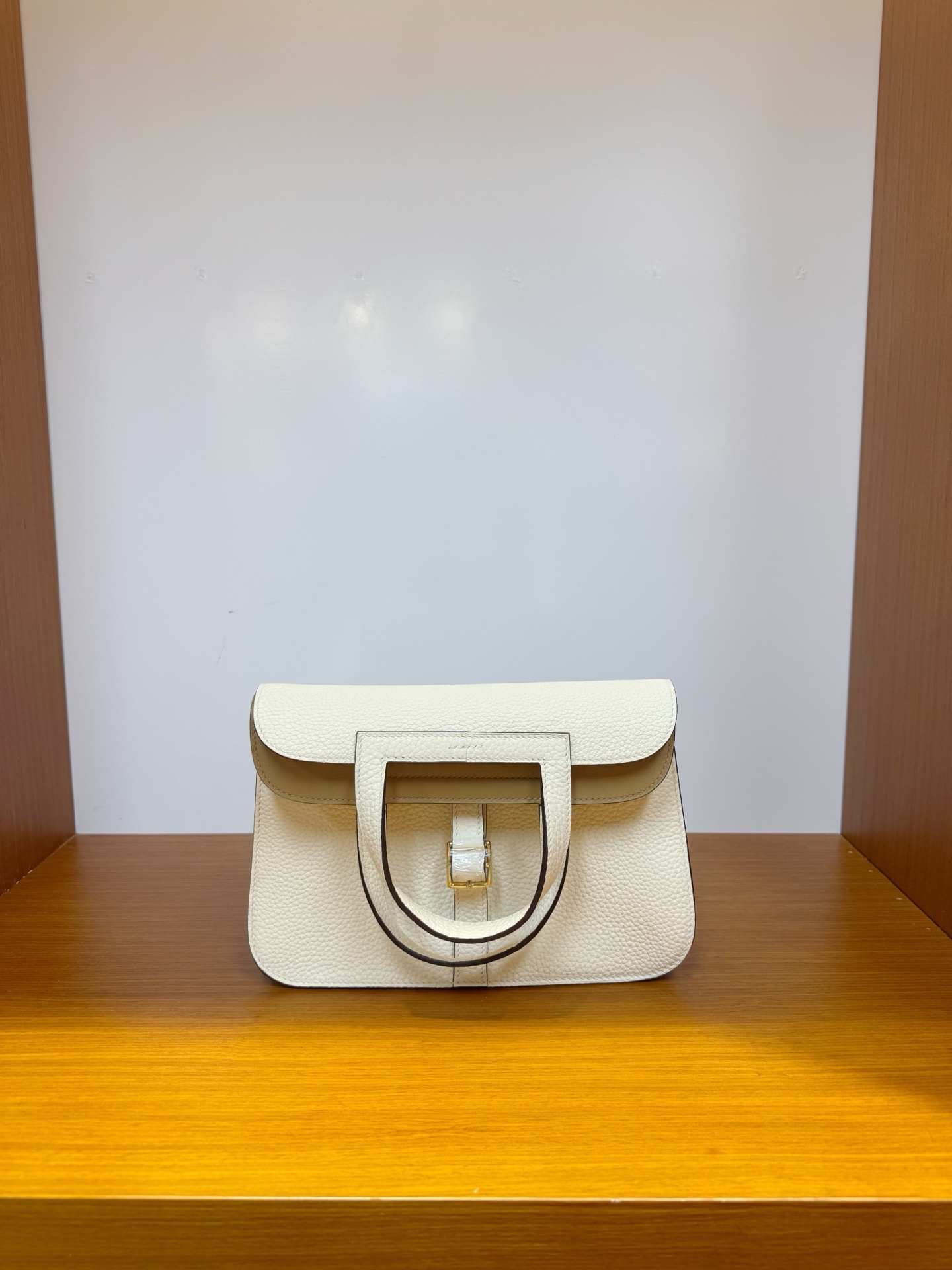 NO:700718,In stock, halzan horseshoe bag 25, cream white inner biscuit color gold and silver buckle, imported French tc leather, hand-stitched wax thread, Hermes, hermes, Hermes,19860909现货,halzan马蹄包25,奶油白内拼饼干色金银扣,进口法国tc皮,纯手工手缝蜡线,爱马仕,hermes,Hermes,,Bag