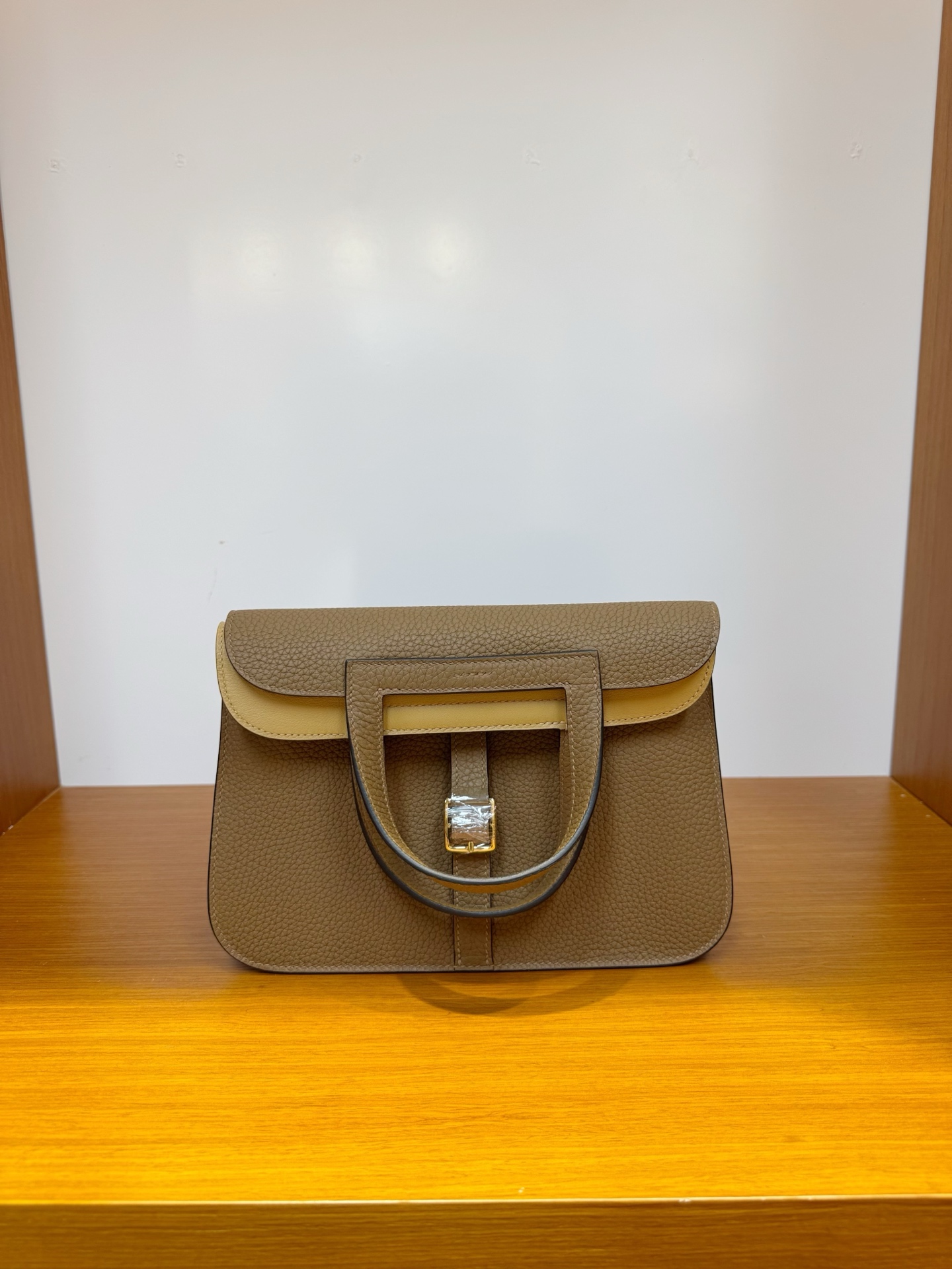 NO:700709,In stock, halzan horseshoe bag 25, chestnut color with biscuit color gold and silver buckle inside, imported French tc leather, pure hand-stitched wax thread, Hermes, hermes, Hermes,19860909现货,halzan马蹄包25,栗子色内拼饼干色金银扣,进口法国tc皮,纯手工手缝蜡线,爱马仕,hermes,Hermes,,Bag