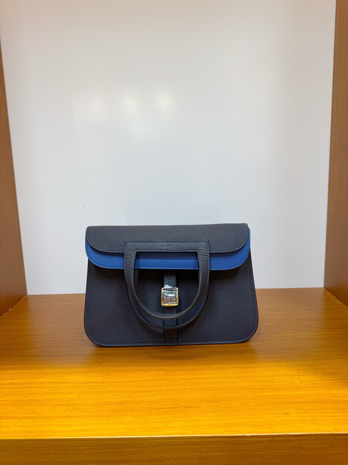 NO:700714,In stock, halzan horseshoe bag 25, midnight blue interior with French blue gold and silver buckle, imported French tc leather, hand-stitched wax thread, Hermes, hermes, Hermes,19860909现货,halzan马蹄包25,午夜蓝内拼法国蓝金银扣,进口法国tc皮,纯手工手缝蜡线,爱马仕,hermes,Hermes,,Bag