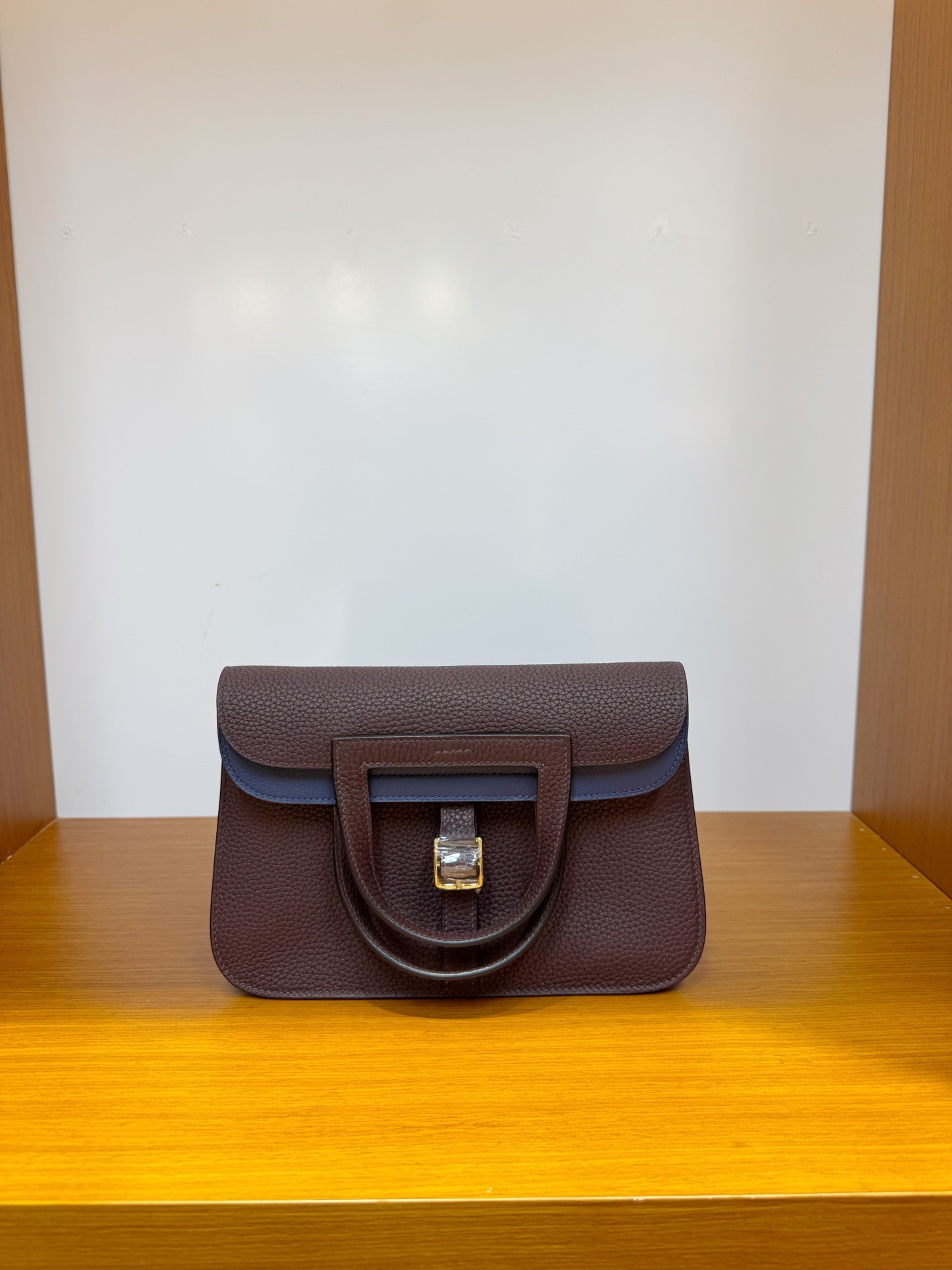 NO:700717,In stock, halzan horseshoe bag 25, saddle red interior with sapphire blue gold and silver buckle, imported French tc leather, hand-stitched wax thread, Hermes, hermes, Hermes,19860909现货,halzan马蹄包25,马鞍红内拼宝石蓝金银扣,进口法国tc皮,纯手工手缝蜡线,爱马仕,hermes,Hermes,,Bag