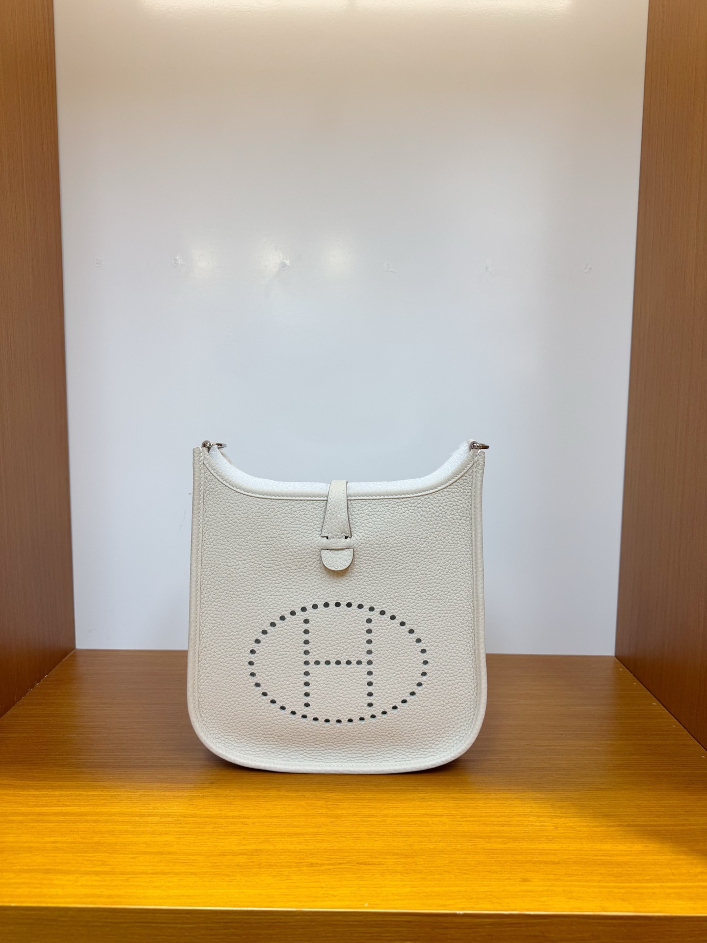 NO:700694,In stock, new evelyne 23cm, genuine open version, milkshake silver buckle, tc leather imported from France, pure hand-stitched wax thread, Hermes, hermes, Hermes,19860909现货,新款evelyne23cm ,正品开版,奶昔白银扣,法国进口tc皮,纯手工手缝蜡线,爱马仕,hermes,Hermes,,Bag