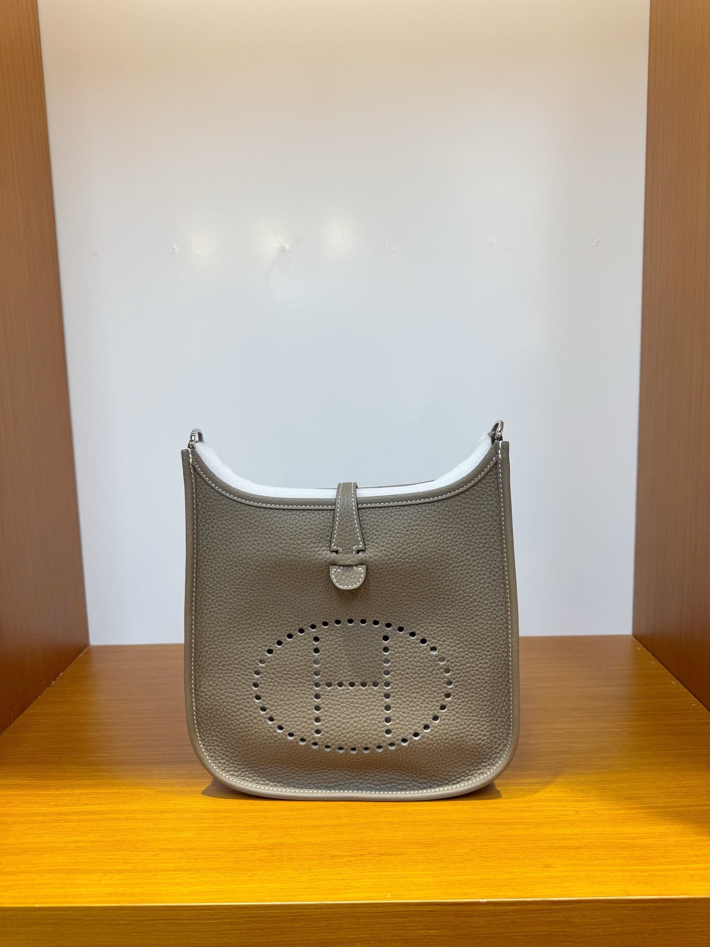 NO:700701,In stock, new evelyne 23cm, genuine open version, elephant gray silver buckle, tc leather imported from France, pure hand-stitched wax thread, Hermes, hermes, Hermes,19860909现货,新款evelyne23cm ,正品开版,大象灰银扣,法国进口tc皮,纯手工手缝蜡线,爱马仕,hermes,Hermes,,Bag