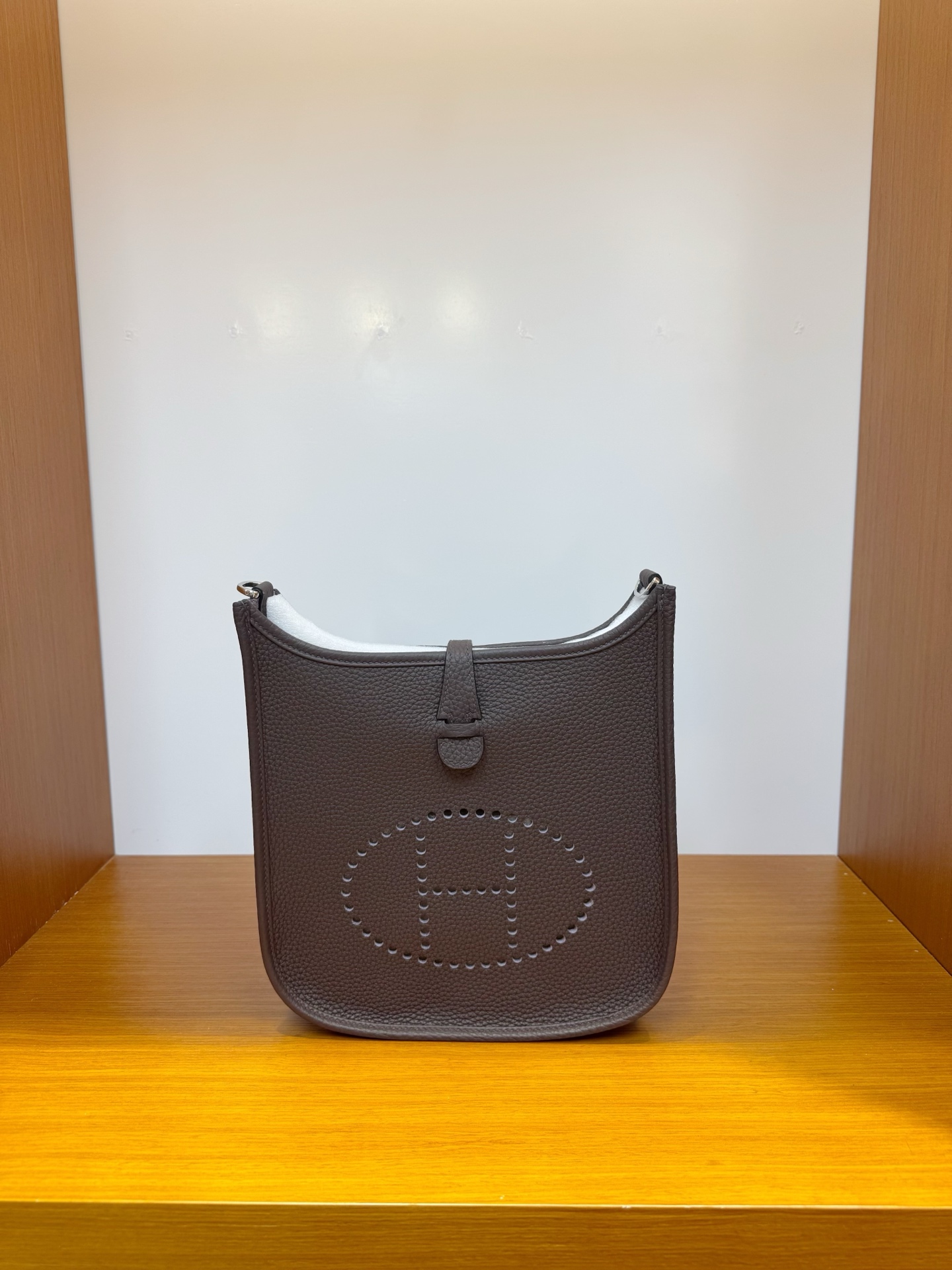 NO:700704,In stock, new evelyne 23cm, genuine open version, ebony silver buckle, tc leather imported from France, pure hand-stitched wax thread, Hermes, hermes, Hermes,19860909现货,新款evelyne23cm ,正品开版,乌木色银扣,法国进口tc皮,纯手工手缝蜡线,爱马仕,hermes,Hermes,,Bag