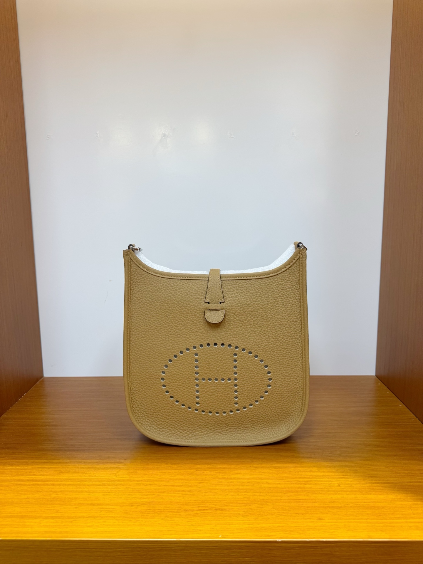 NO:700710,In stock, new evelyne 23cm, genuine open version, biscuit color silver buckle, French imported tc leather, pure hand-stitched wax thread, Hermes, hermes, Hermes,19860909现货,新款evelyne23cm ,正品开版,饼干色银扣,法国进口tc皮,纯手工手缝蜡线,爱马仕,hermes,Hermes,,Bag