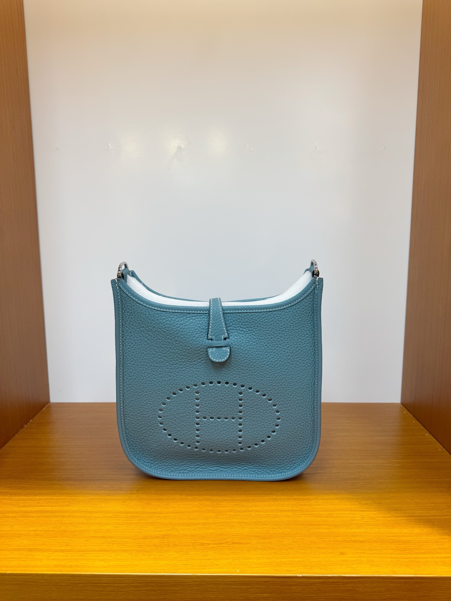 NO:700716,In stock, new evelyne 23cm, genuine open version, denim blue and silver buckle, French imported tc leather, pure hand-stitched wax thread, Hermes, hermes, Hermes,19860909现货,新款evelyne23cm ,正品开版,牛仔蓝银扣,法国进口tc皮,纯手工手缝蜡线,爱马仕,hermes,Hermes,,Bag