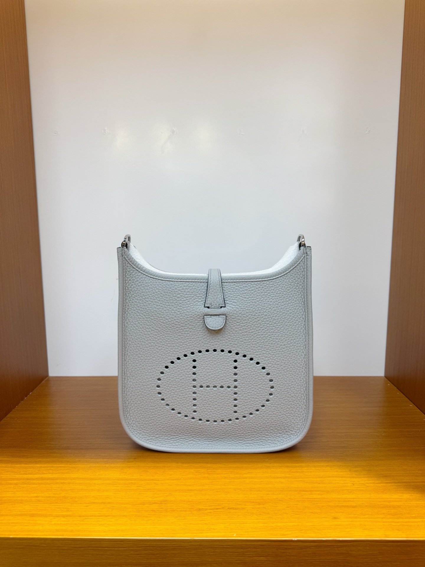 NO:700720,In stock, new evelyne 23cm, genuine open version, puppet gray silver buckle, tc leather imported from France, pure hand-stitched wax thread, Hermes, hermes, Hermes,19860909现货,新款evelyne23cm ,正品开版,木偶灰银扣,法国进口tc皮,纯手工手缝蜡线,爱马仕,hermes,Hermes,,Bag