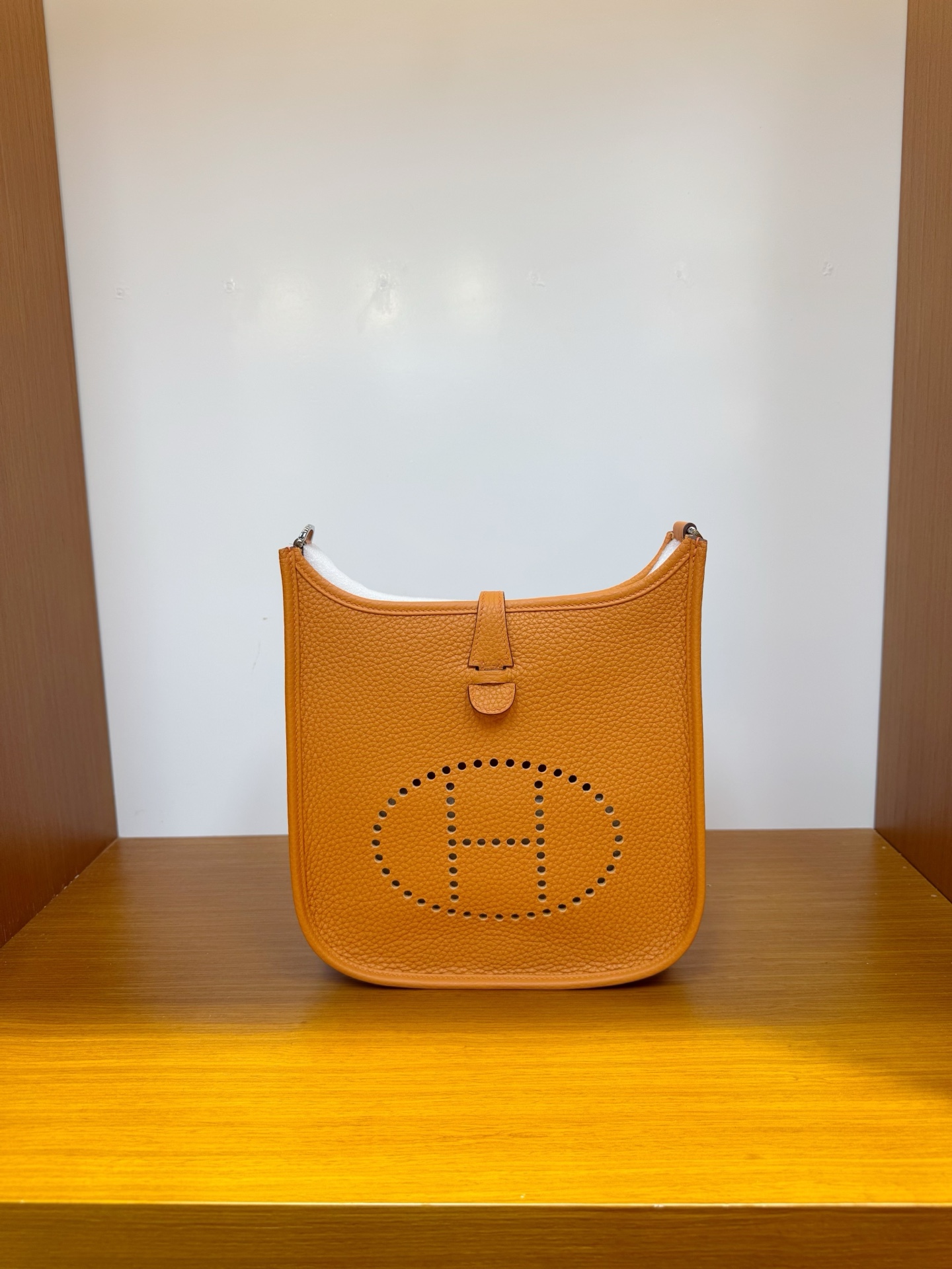 NO:700693,In stock, new evelyne 23cm, genuine open version, orange silver buckle, tc leather imported from France, pure hand-stitched wax thread, Hermes, hermes, Hermes,19860909现货,新款evelyne23cm ,正品开版,橙色银扣,法国进口tc皮,纯手工手缝蜡线,爱马仕,hermes,Hermes,,Bag