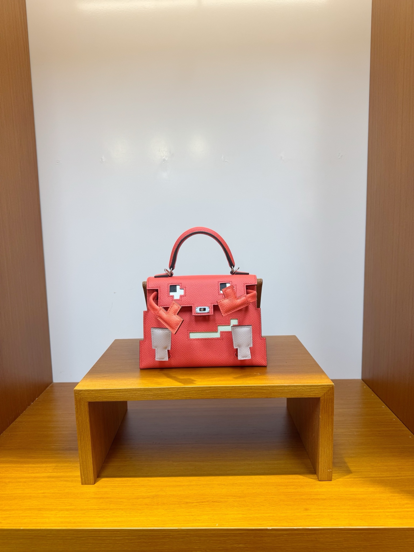 NO:851122,In stock, mosaic doll bag, Texas pink with golden brown, silver buckle, esom leather imported from France, pure hand-stitched wax thread, Hermes, Hermes, Hermes,19860909现货,马赛克公仔包,德克萨斯粉拼金棕,银扣,法国进口esom 皮,纯手工手缝蜡线,爱马仕,hermes,Hermes,,Bag