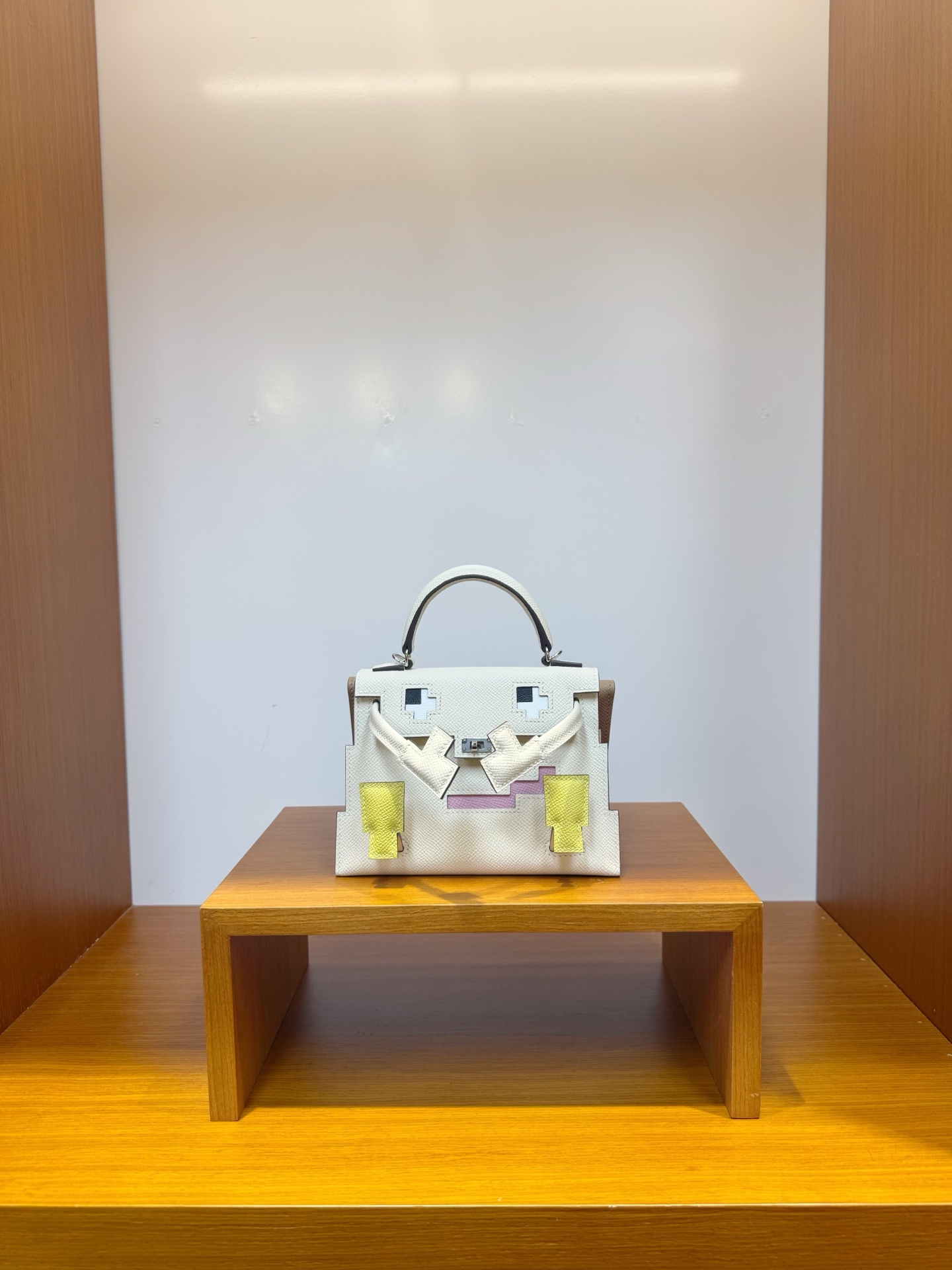 NO:851059,Ready stock, mosaic doll bag, cream white with milk tea color, silver buckle, esom leather imported from France, pure hand-stitched wax thread, Hermes, hermes, Hermes,19860909现货,马赛克公仔包,奶油白拼奶茶色,银扣,法国进口esom 皮,纯手工手缝蜡线,爱马仕,hermes,Hermes,,Bag