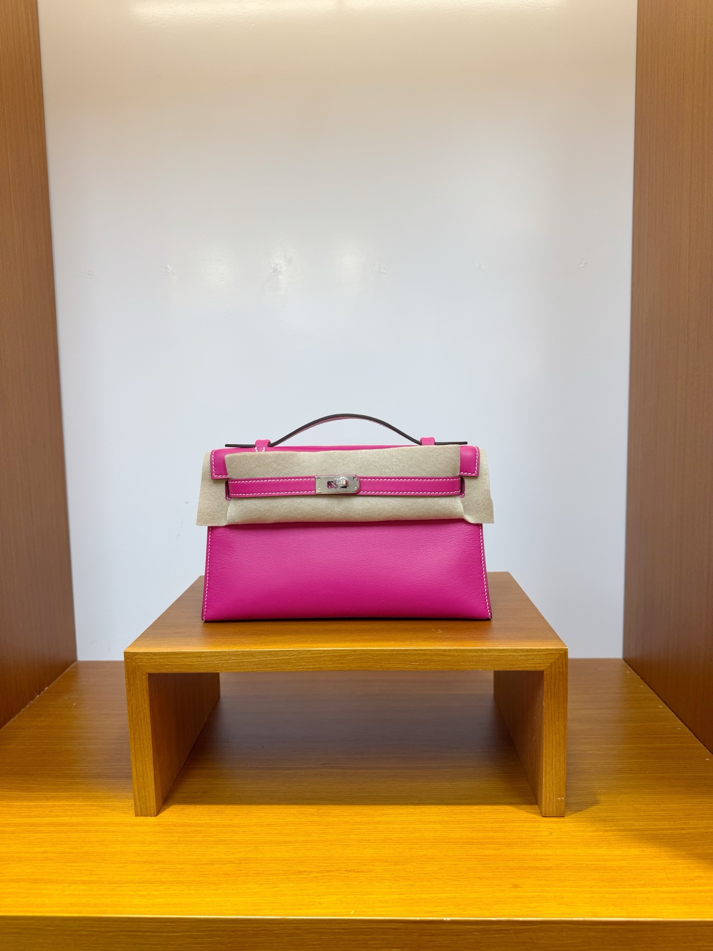 NO:811769,In stock, mini Kelly first generation, pink silver buckle, French imported swift leather, pure hand-stitched wax thread, Hermes, hermes, stuart weitzman, Hermes,19860909现货现货,mini Kelly 一代,桃红色银扣,法国进口swift皮,纯手工手缝蜡线,爱马仕,hermes,stuart weitzman,Hermes,,Bag