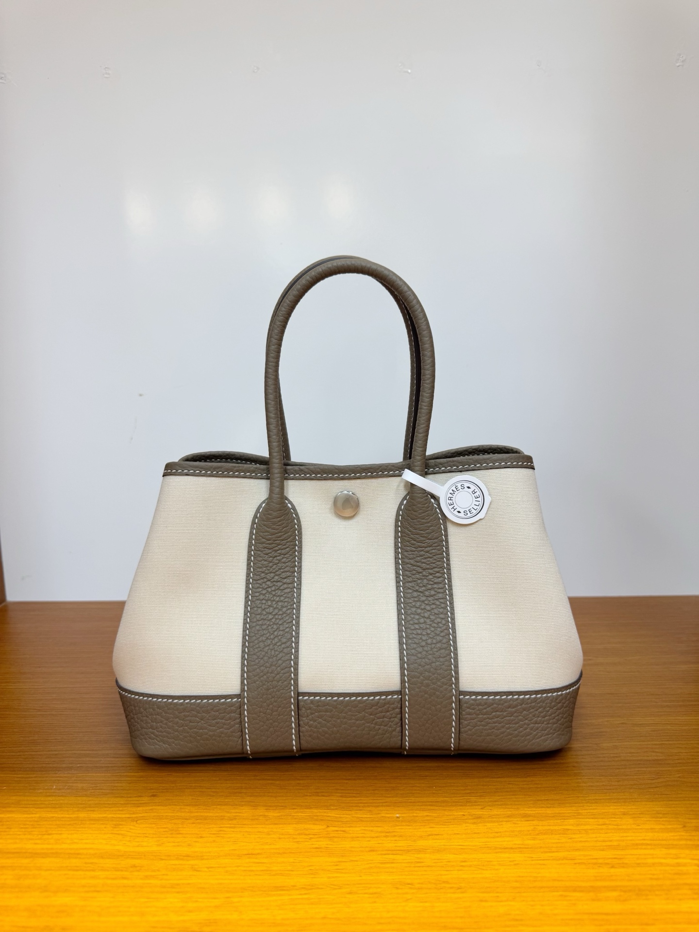 NO:811488,In stock, mini garden bag 23 in new canvas colors, elephant gray with vanilla color, imported negonda, pure hand-stitched wax thread, Hermes, hermes, Hermes,19860909现货,迷你花园包23拼帆布新色,大象灰拼香草色,进口negonda,纯手工手缝蜡线,爱马仕,hermes,Hermes,,Bag