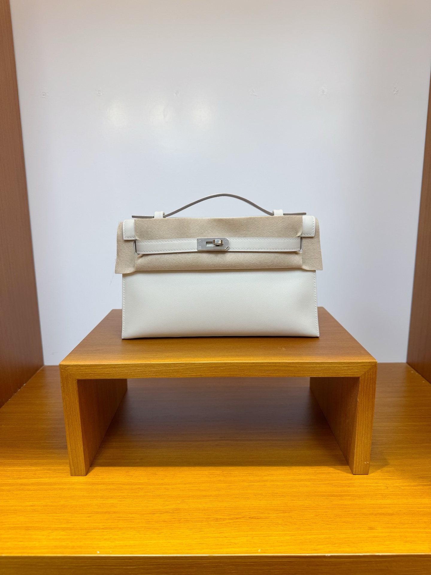 NO:811779,In stock, mini Kelly first generation, milkshake silver buckle, French imported swift leather, pure hand-stitched wax thread, Hermes, hermes, stuart weitzman, Hermes,19860909现货现货,mini Kelly 一代,奶昔白银扣,法国进口swift皮,纯手工手缝蜡线,爱马仕,hermes,stuart weitzman,Hermes,,Bag