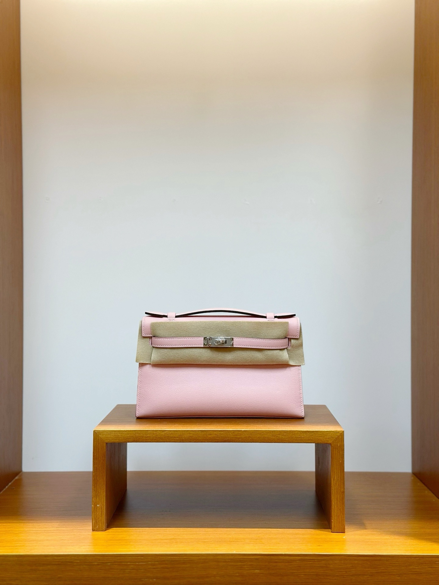 NO:811784,In stock, mini Kelly first generation, 3Q cherry blossom pink silver buckle, swift leather imported from France, pure hand-stitched wax thread, Hermes, hermes, stuart weitzman, Hermes,19860909现货现货,mini Kelly 一代,3Q樱花 粉银扣,法国进口swift皮,纯手工手缝蜡线,爱马仕,hermes,stuart weitzman,Hermes,,Bag